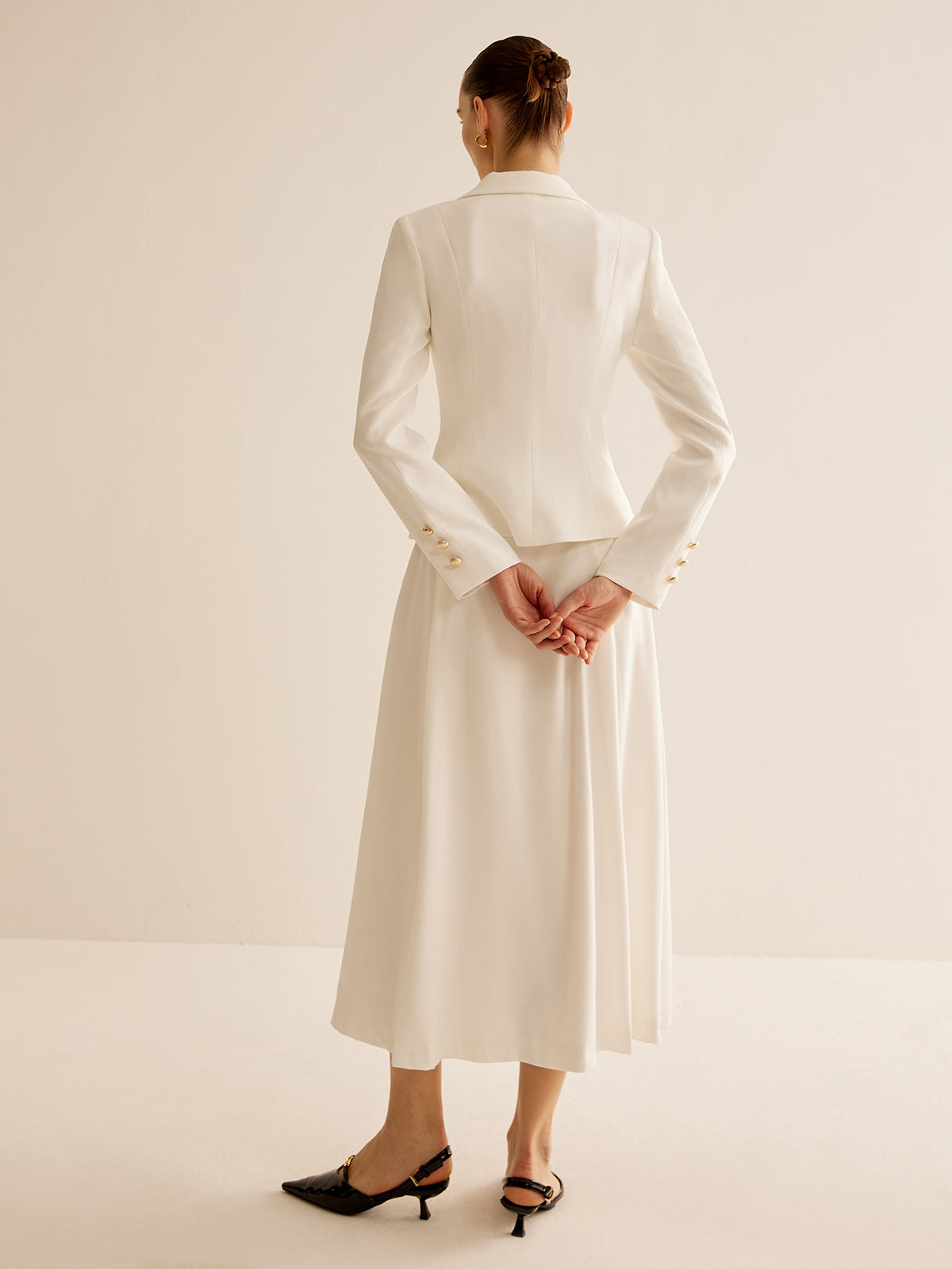 Elegant kavaj med metallknappar