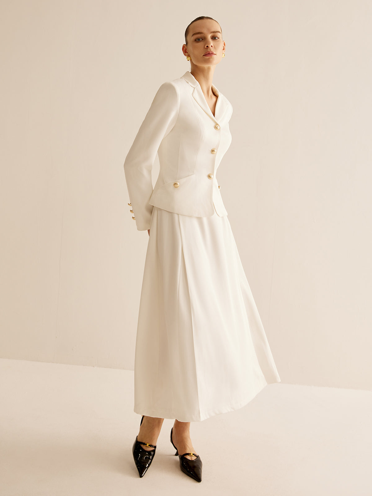 Elegant kavaj med metallknappar