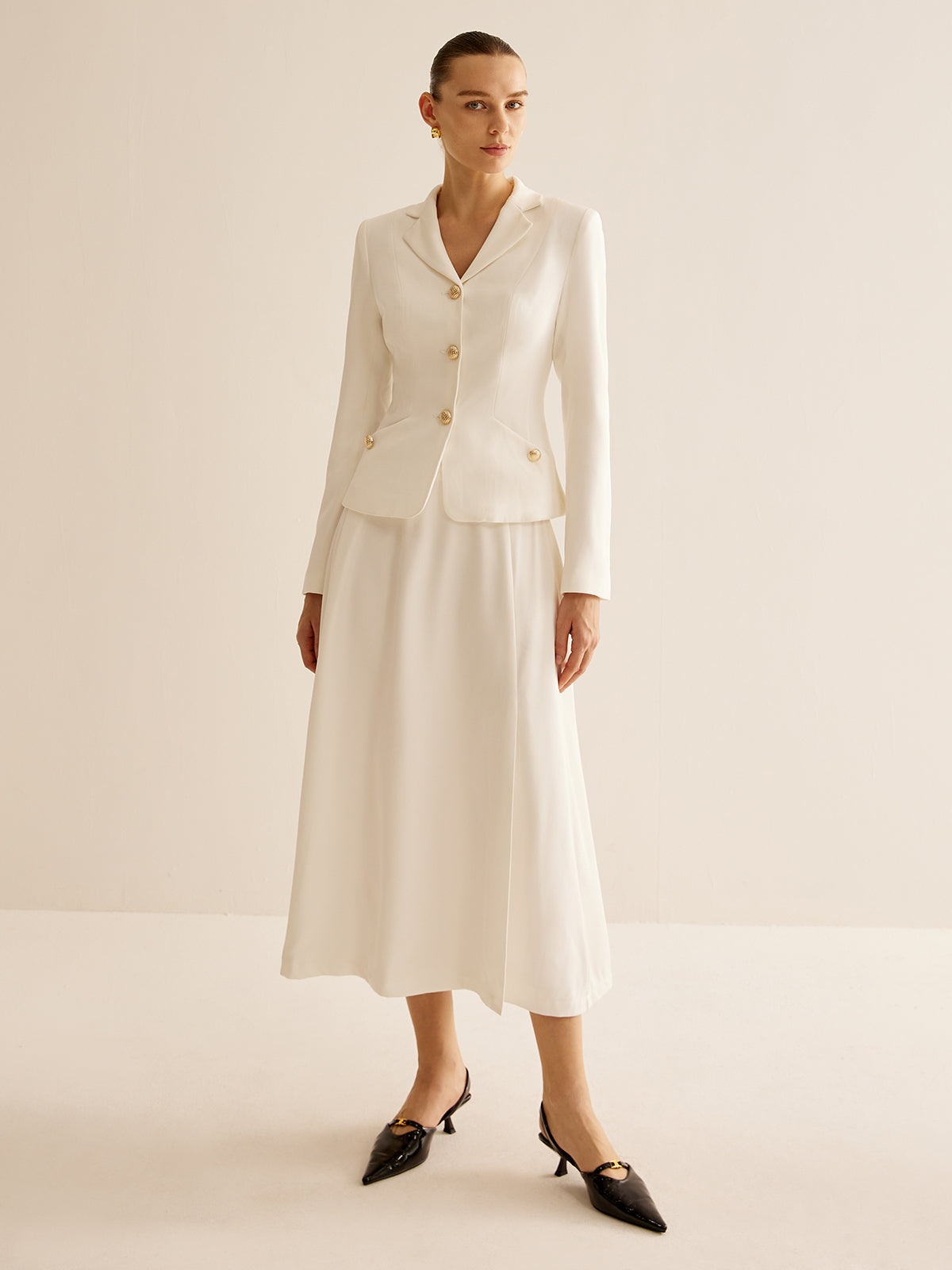Elegant kavaj med metallknappar