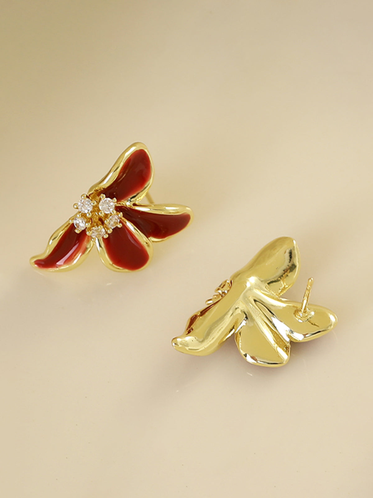 Vintage örhängen med strass och blommönster