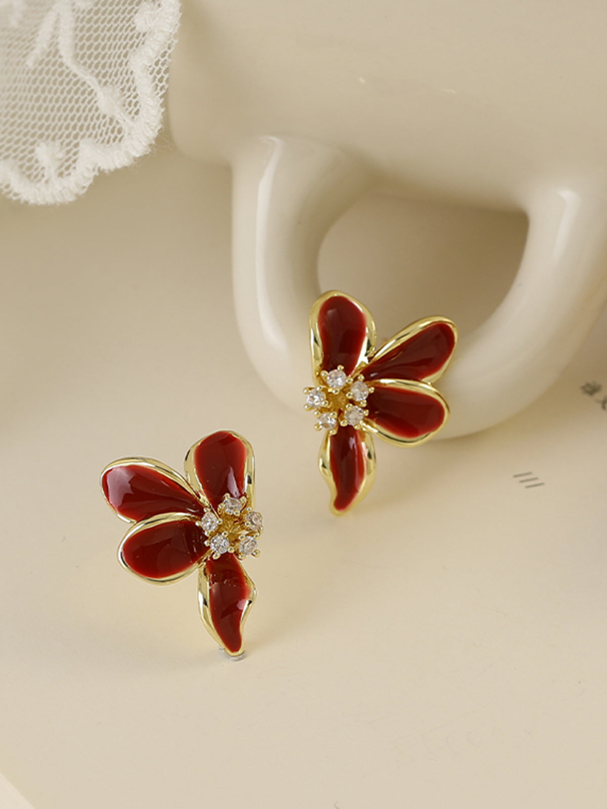 Vintage örhängen med strass och blommönster