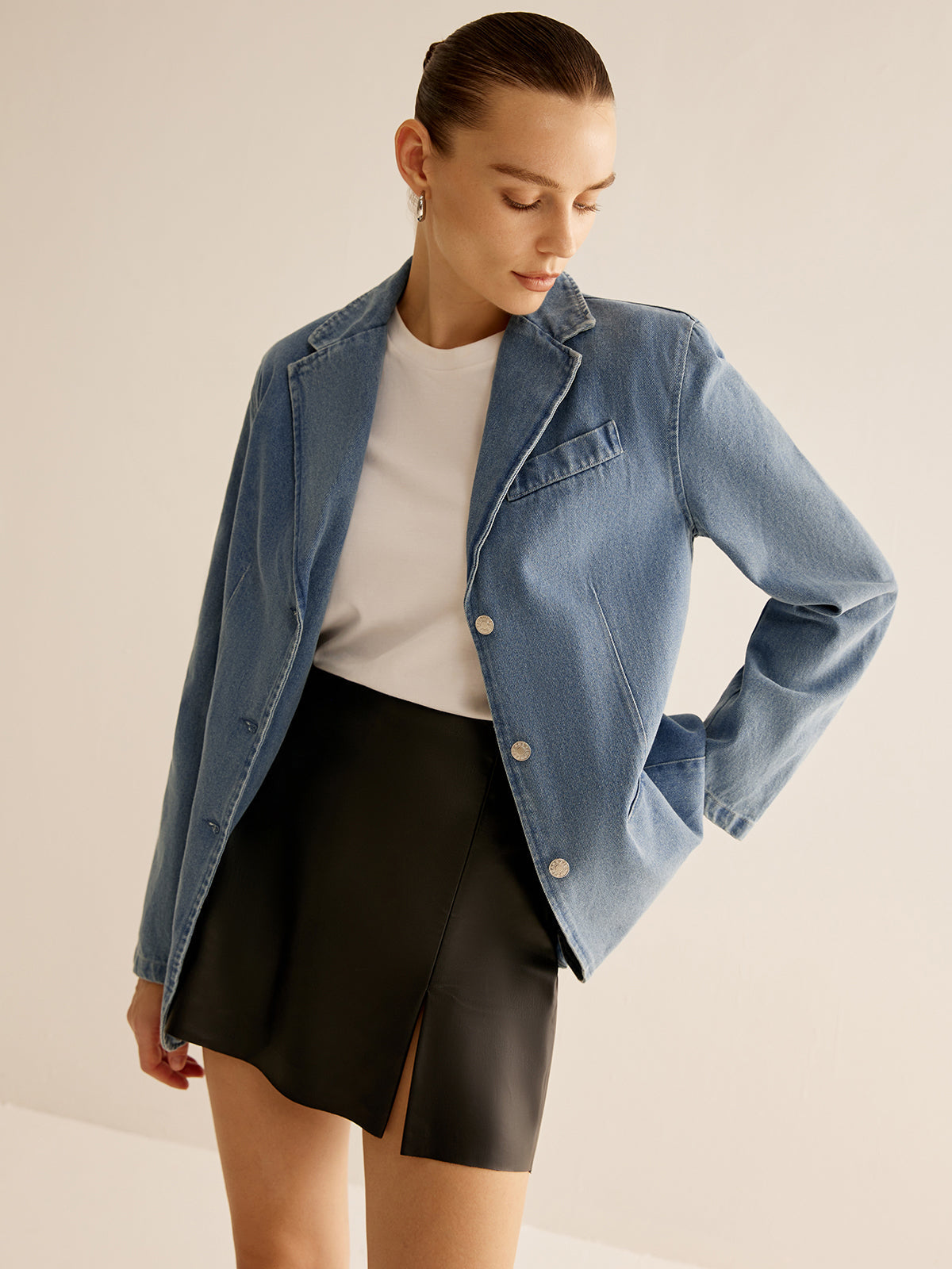 Minimalistisk tvättad jeansjacka