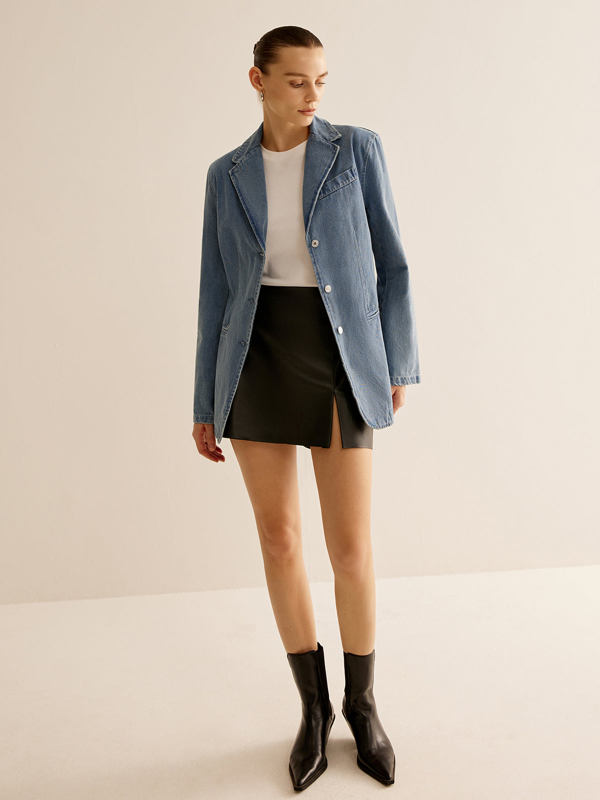 Minimalistisk tvättad jeansjacka