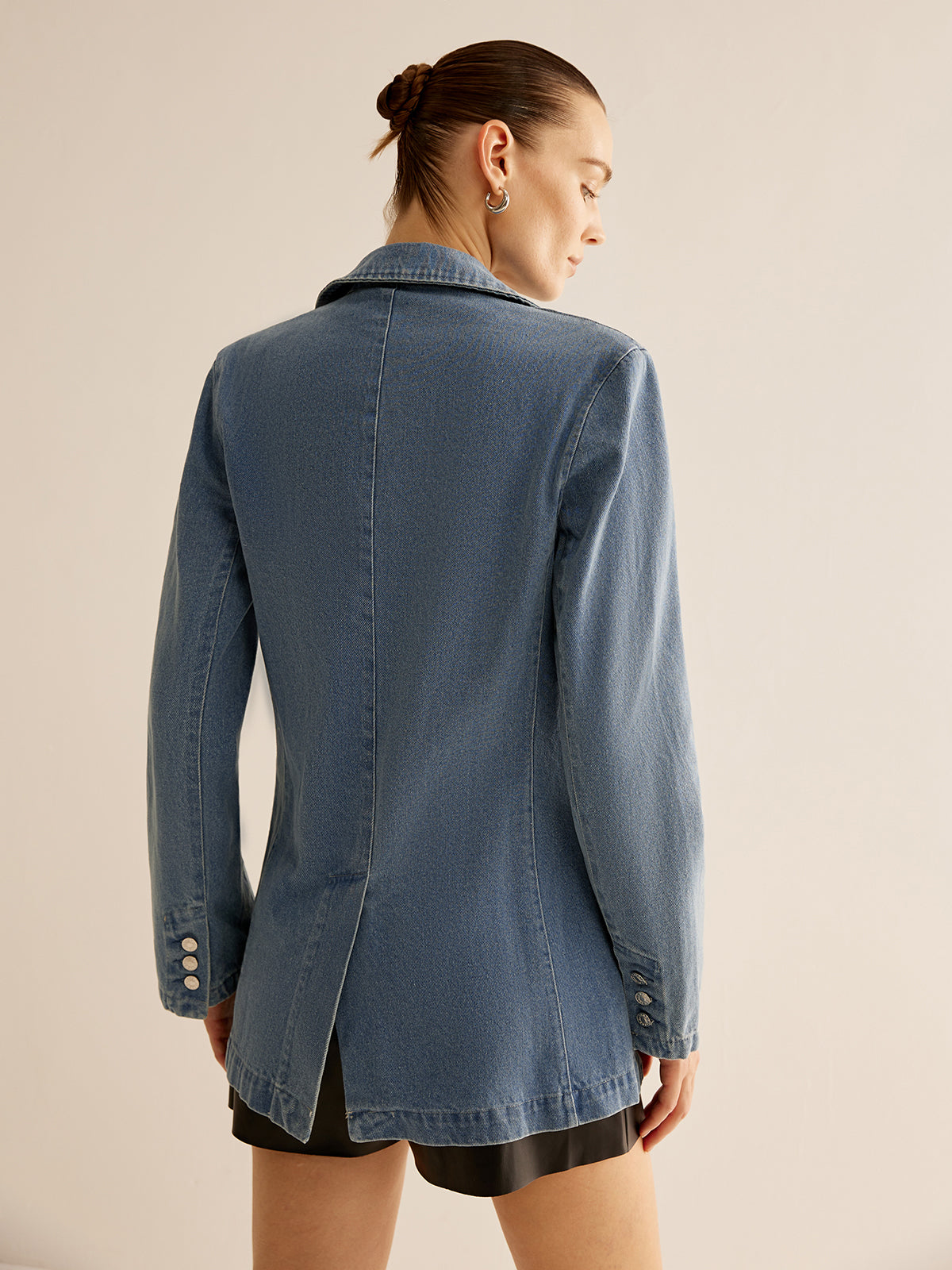 Minimalistisk tvättad jeansjacka