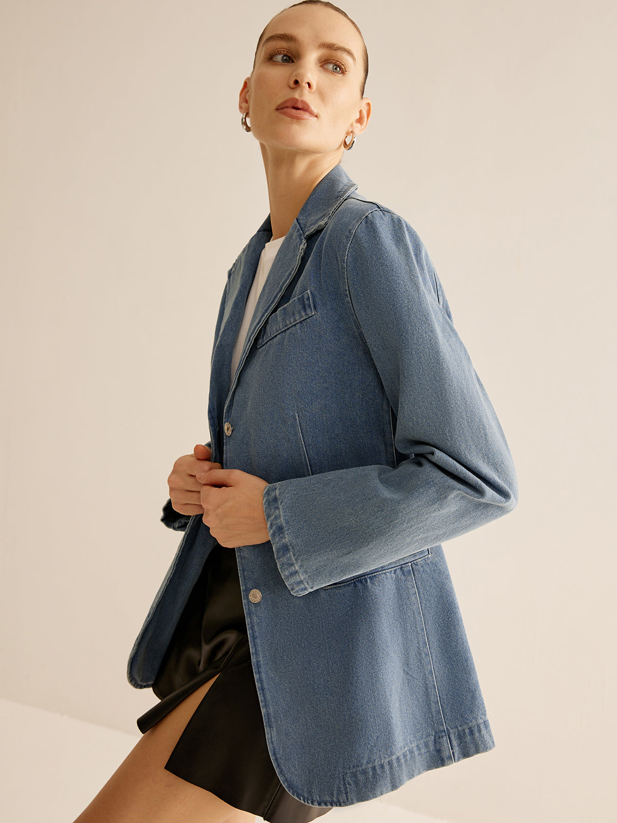 Minimalistisk tvättad jeansjacka