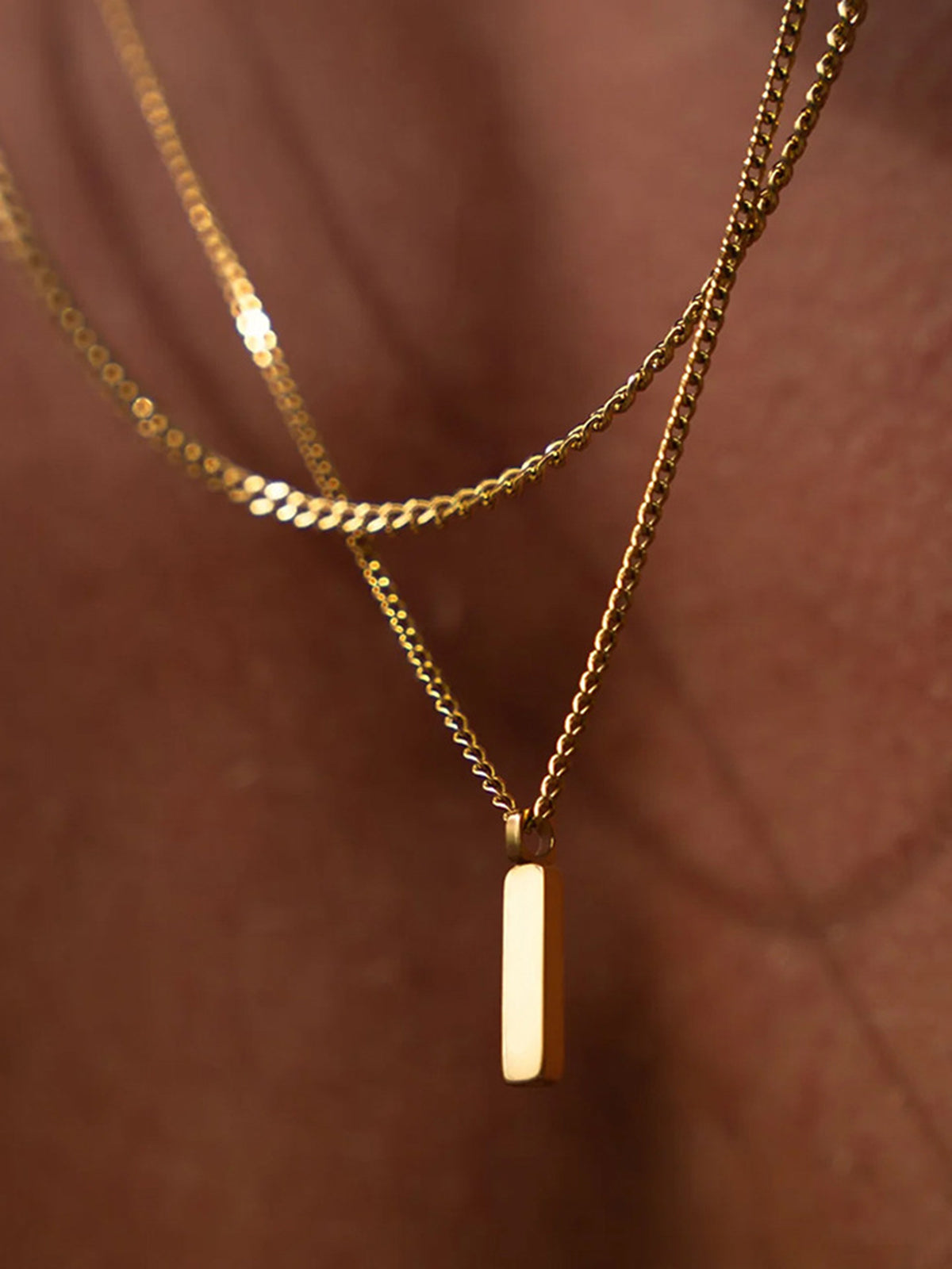 Halskette mit goldenem Streifenanhänger