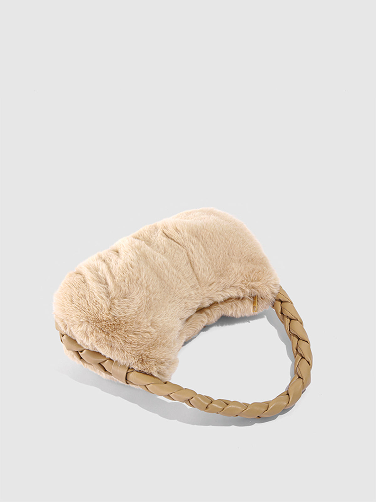 Flauschige Handtasche mit gewebtem Riemen