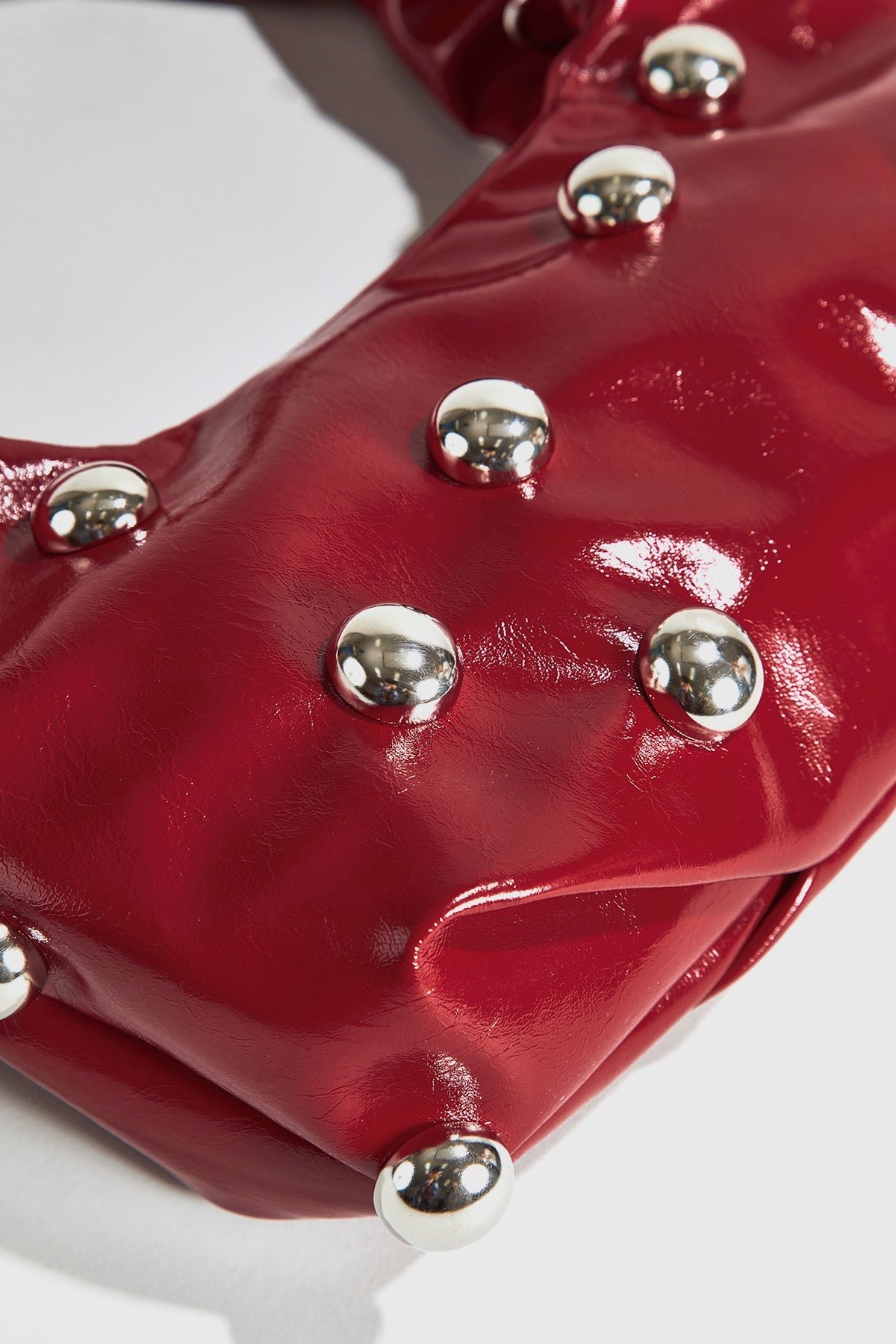 Abgerundete Achseltasche mit Nieten