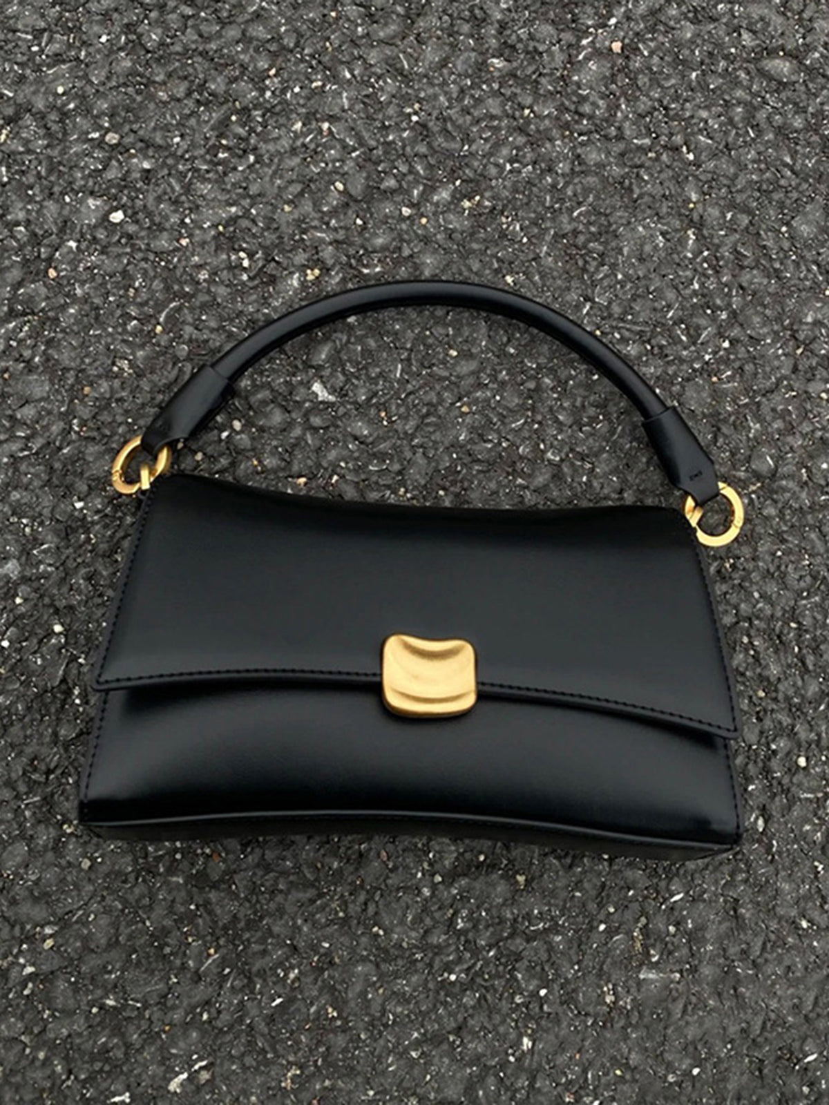 Achseltasche mit Baguette-Klappe