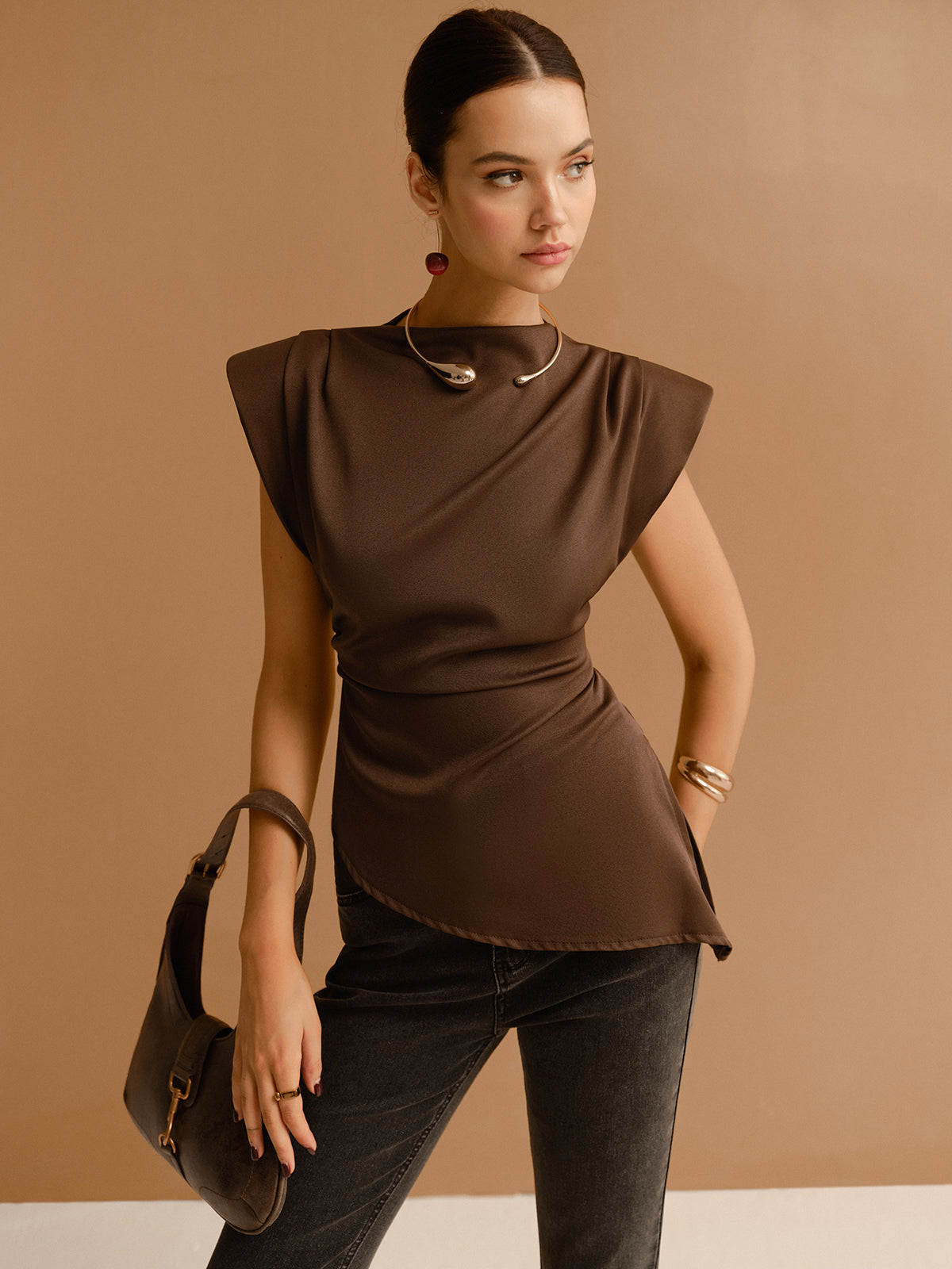 T-shirt med asymmetrisk nederkant och smal passform