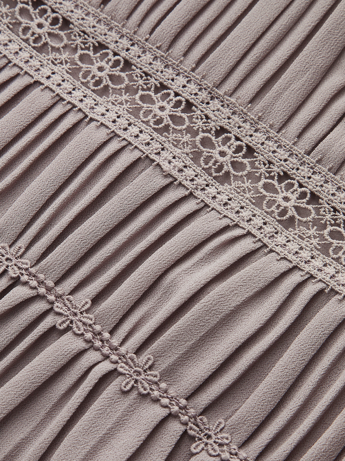 Halvtransparent knappveckad chiffongblus