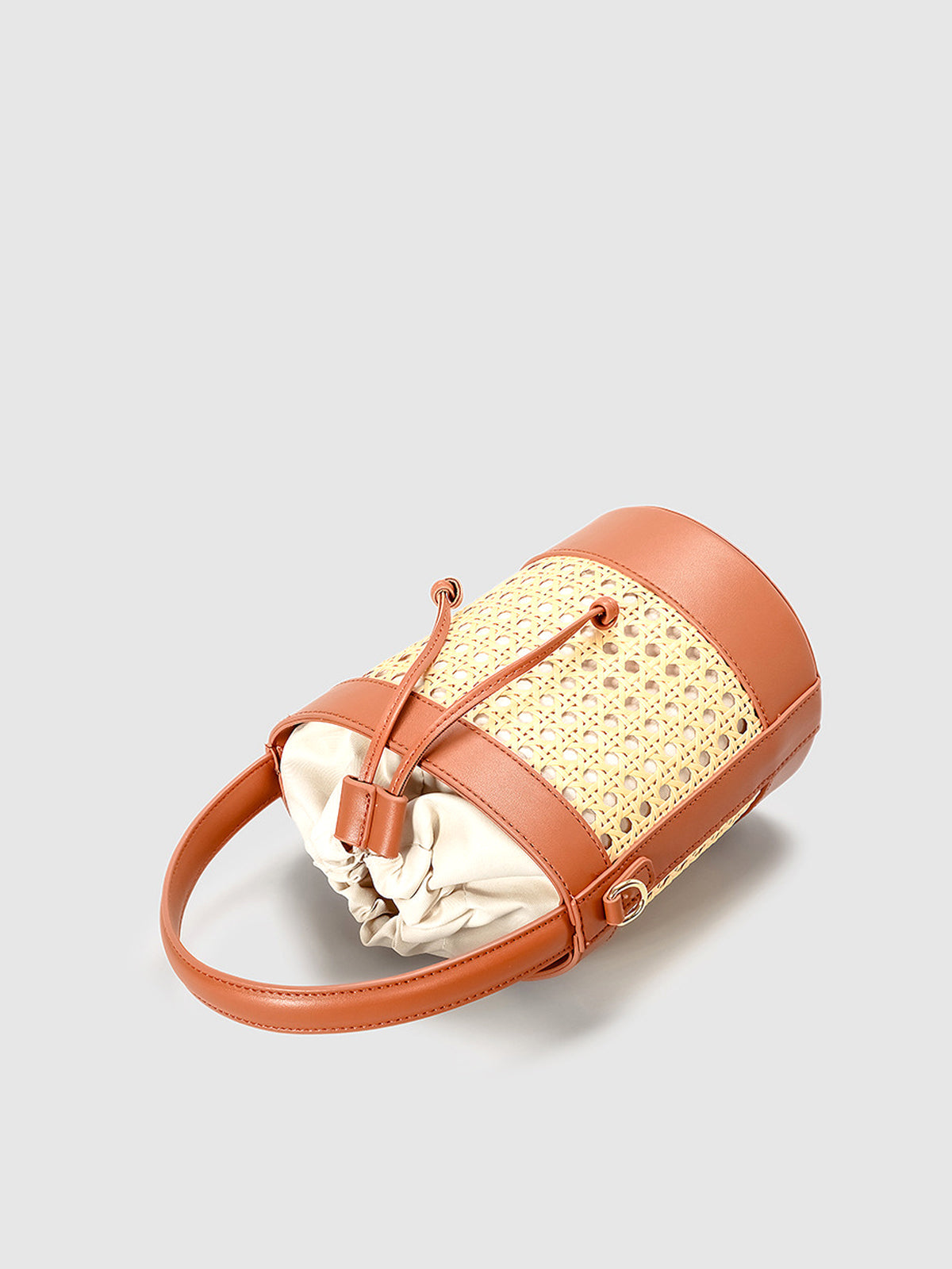 Beuteltasche mit Kordelzug und Rattan-Akzent