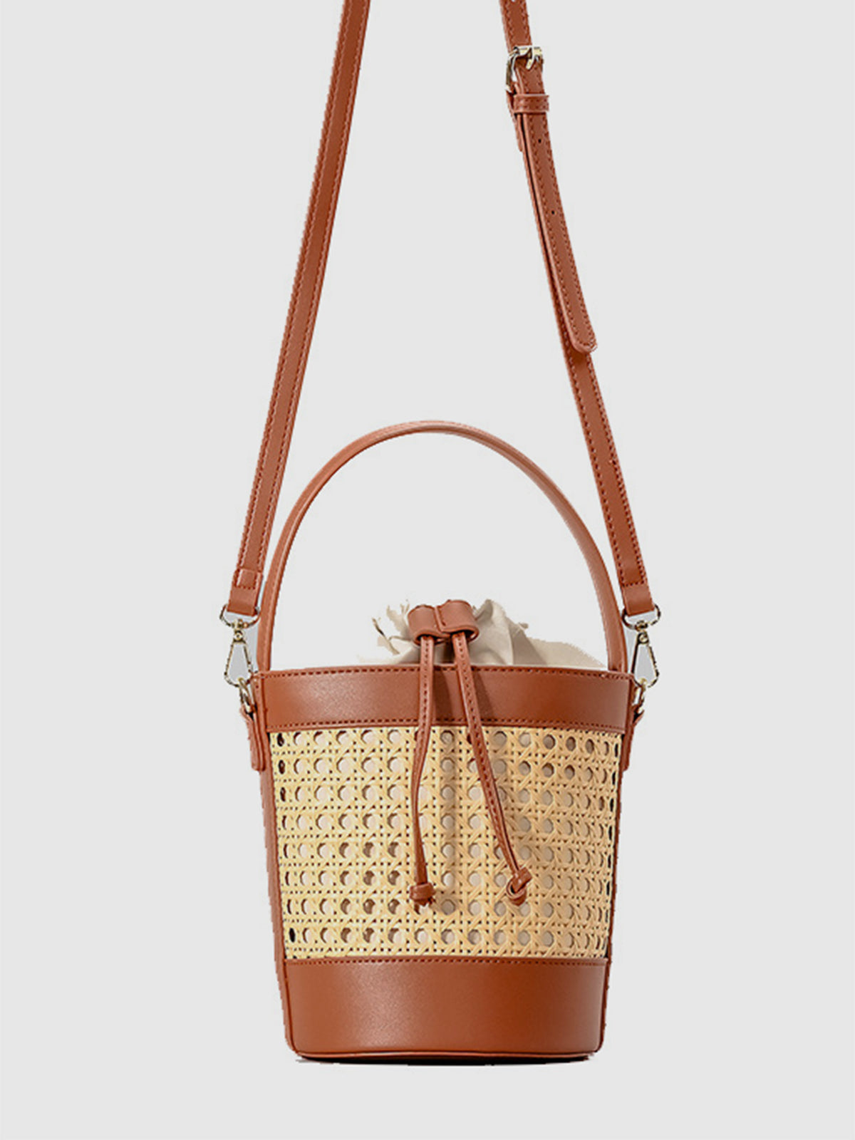 Beuteltasche mit Kordelzug und Rattan-Akzent