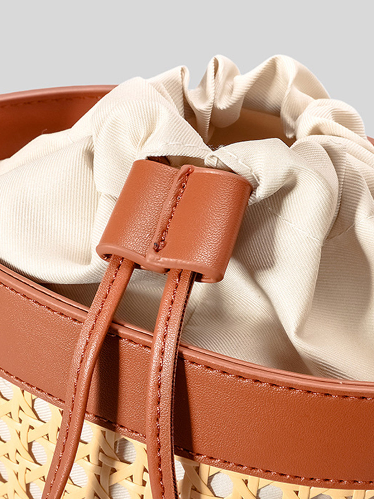 Beuteltasche mit Kordelzug und Rattan-Akzent