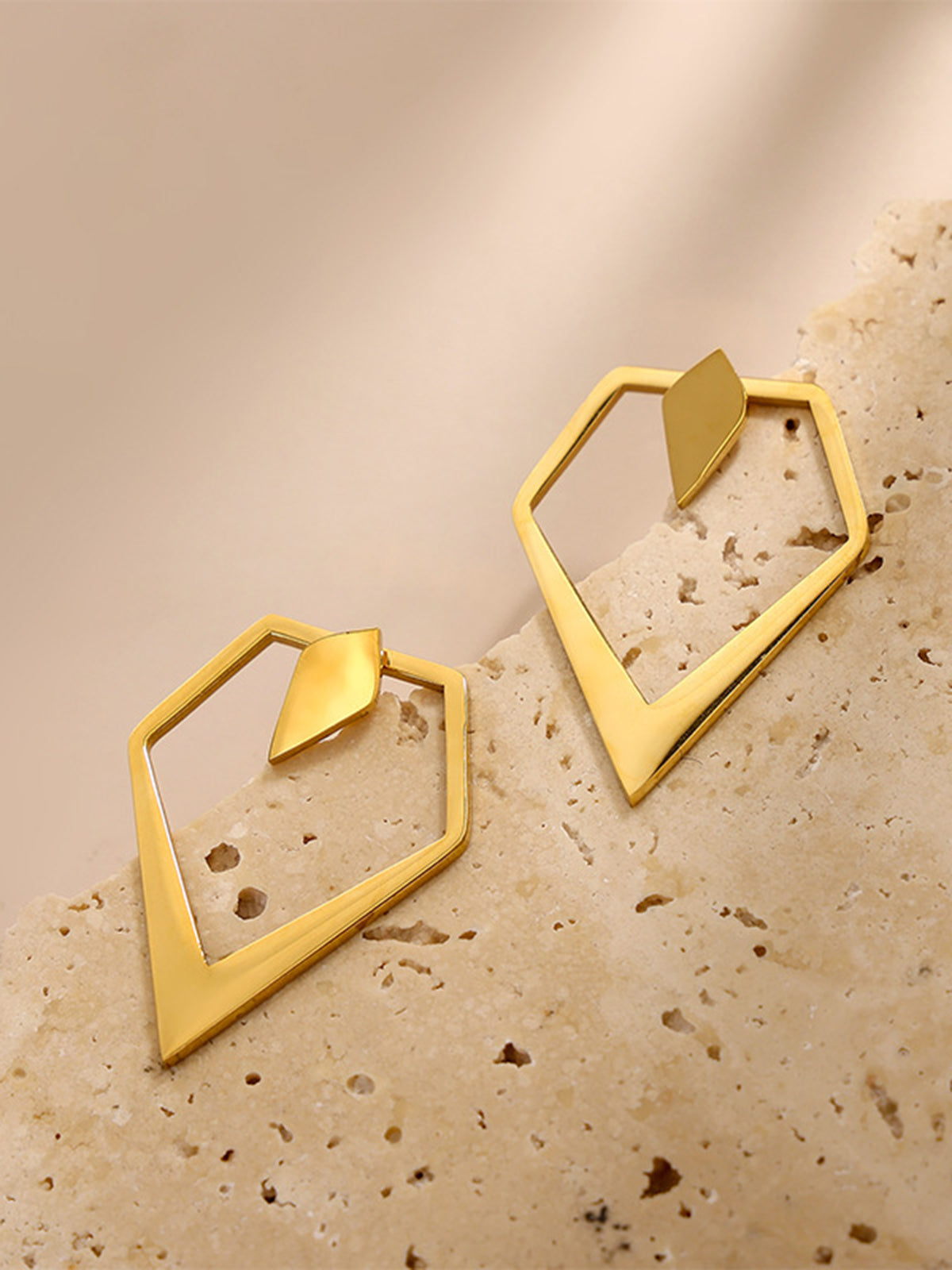 Geometrische V-förmige goldene Ohrstecker