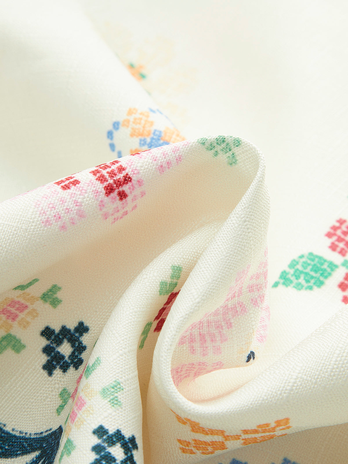 Blommig väst med broderad knappdetalj