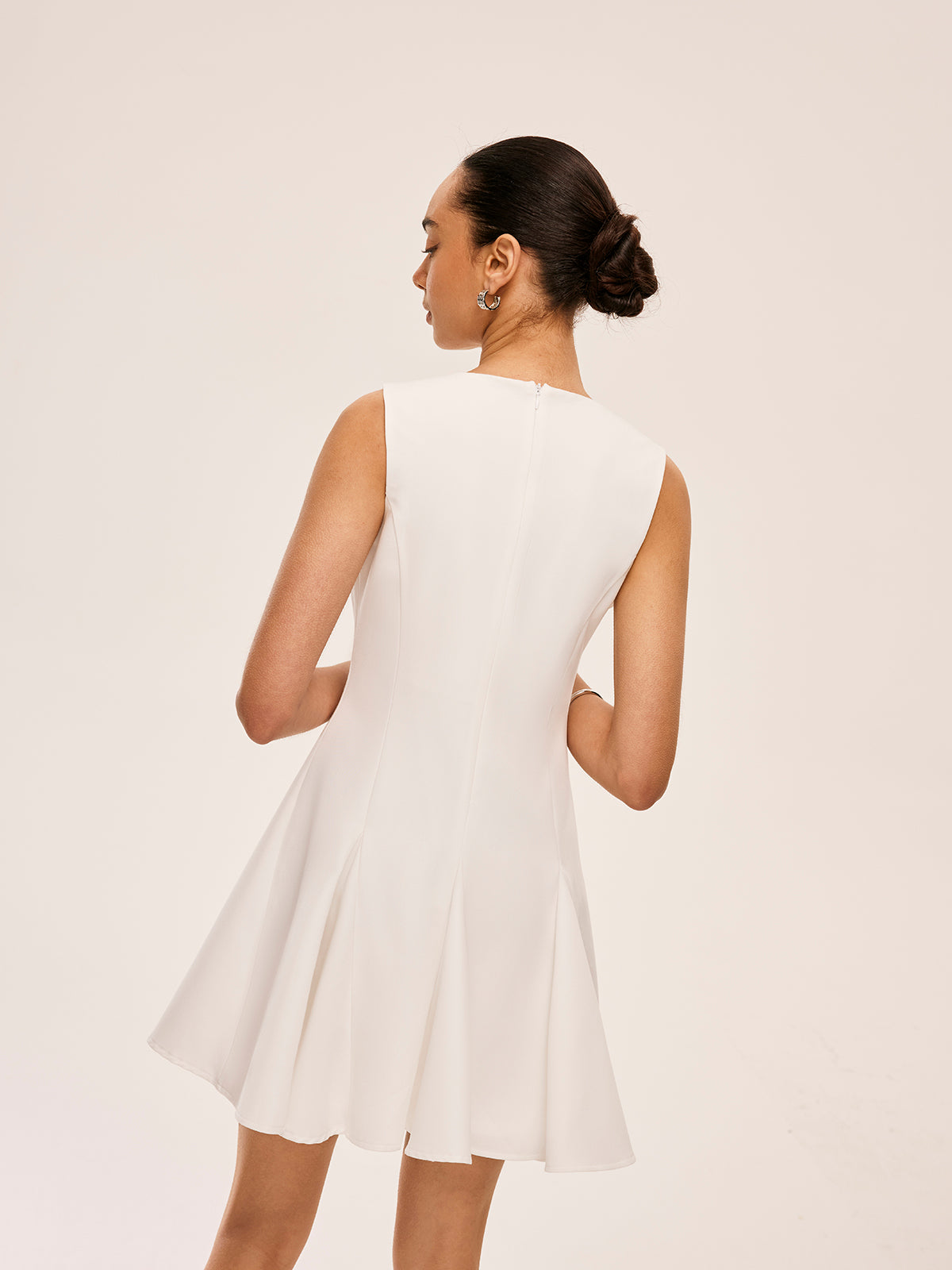Kleid mit Rundhalsausschnitt und Schleife