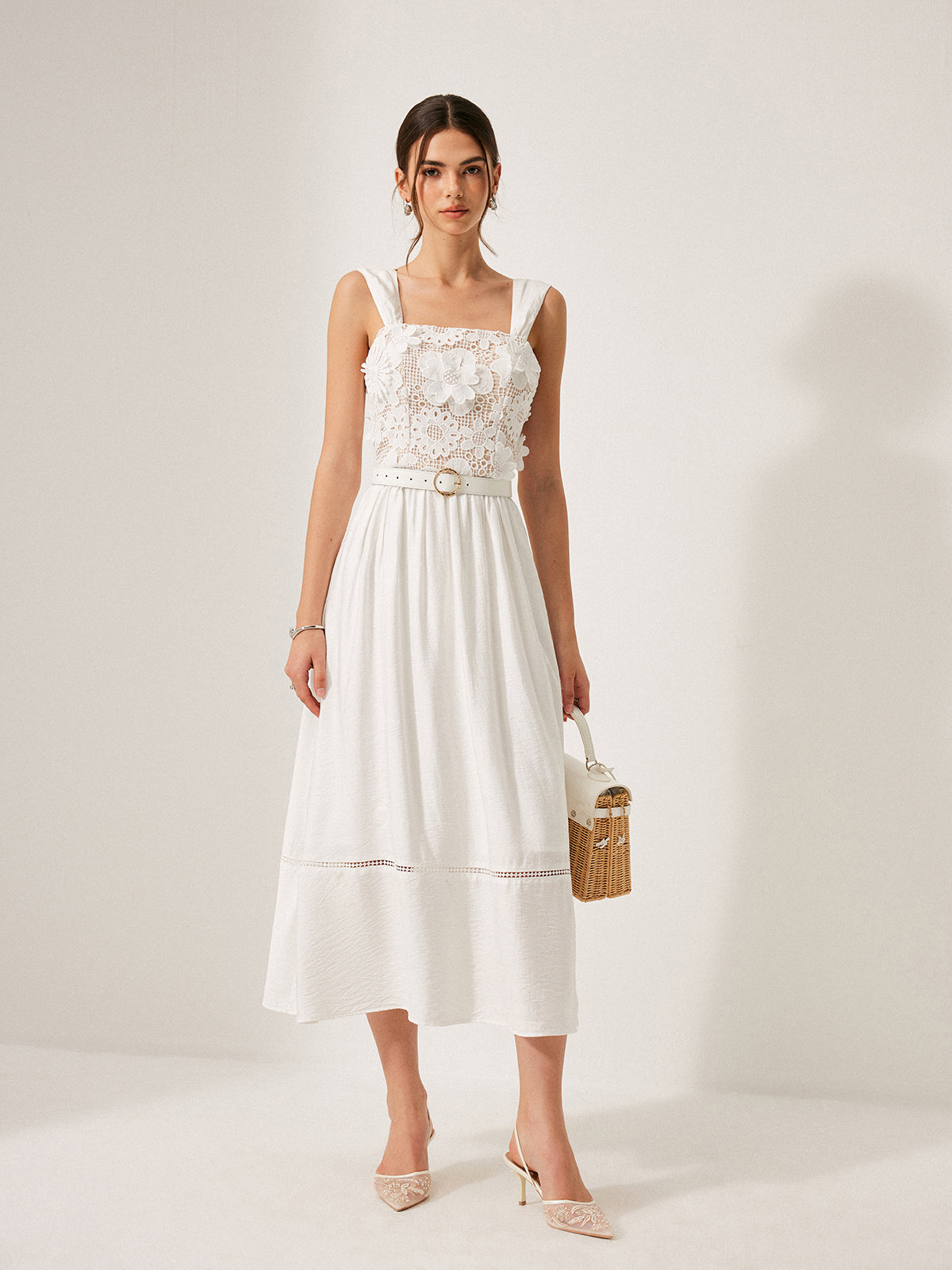 Kleid aus geblümter Baumwolle mit Spitzengürtel