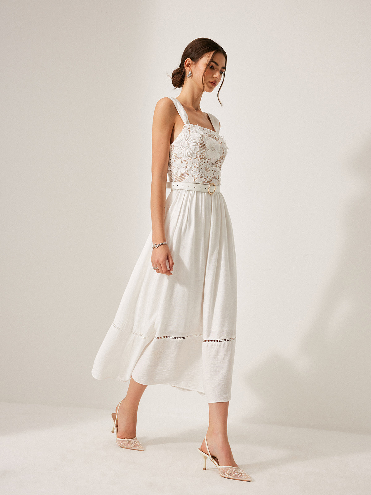 Kleid aus geblümter Baumwolle mit Spitzengürtel