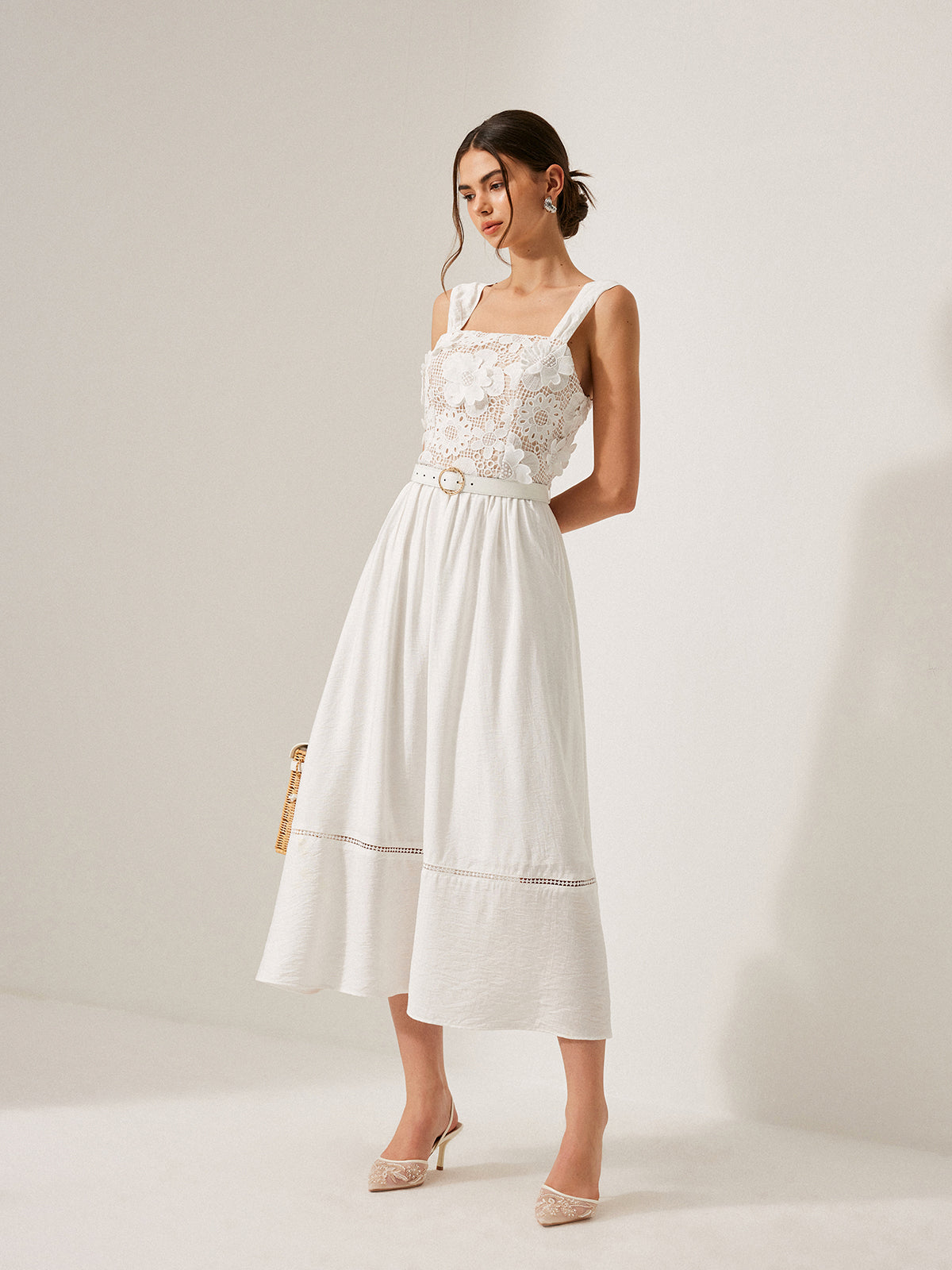 Kleid aus geblümter Baumwolle mit Spitzengürtel
