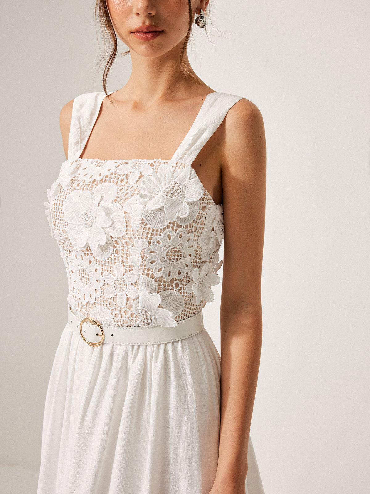 Kleid aus geblümter Baumwolle mit Spitzengürtel