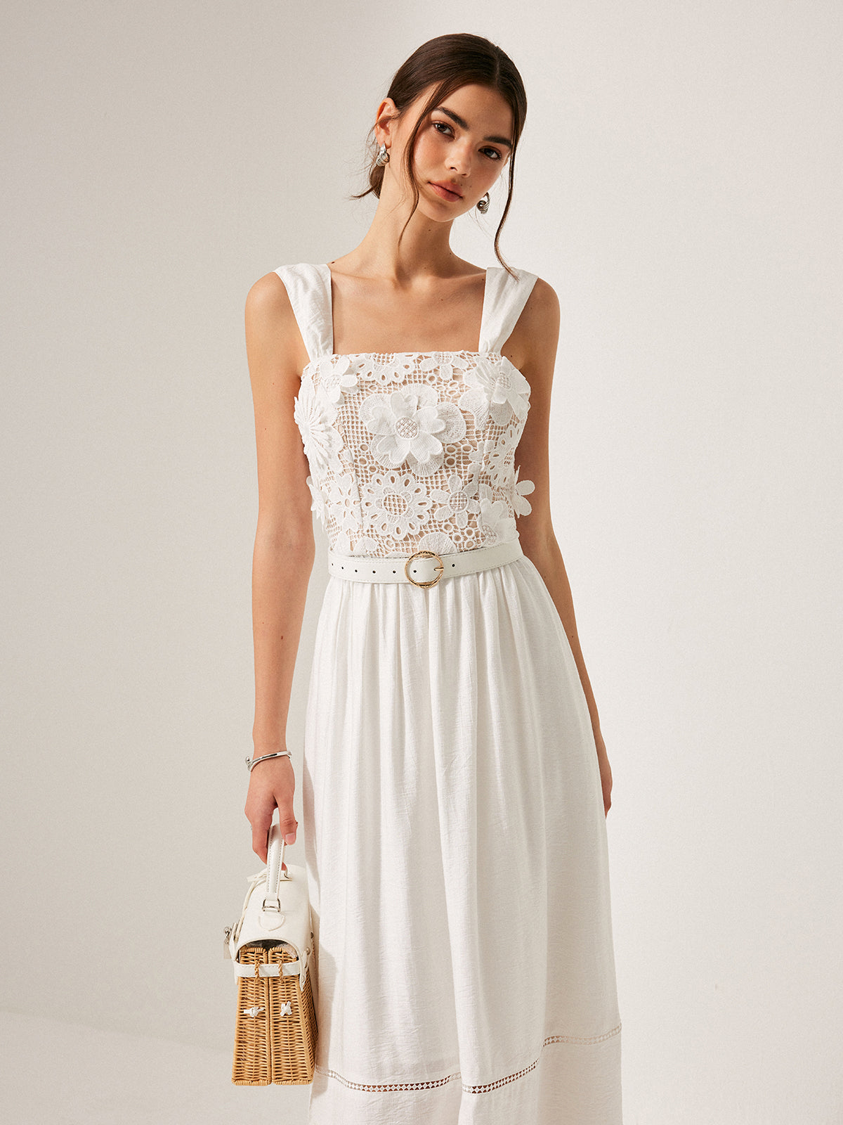 Kleid aus geblümter Baumwolle mit Spitzengürtel