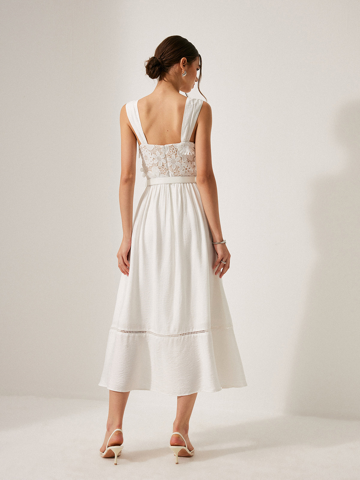 Kleid aus geblümter Baumwolle mit Spitzengürtel