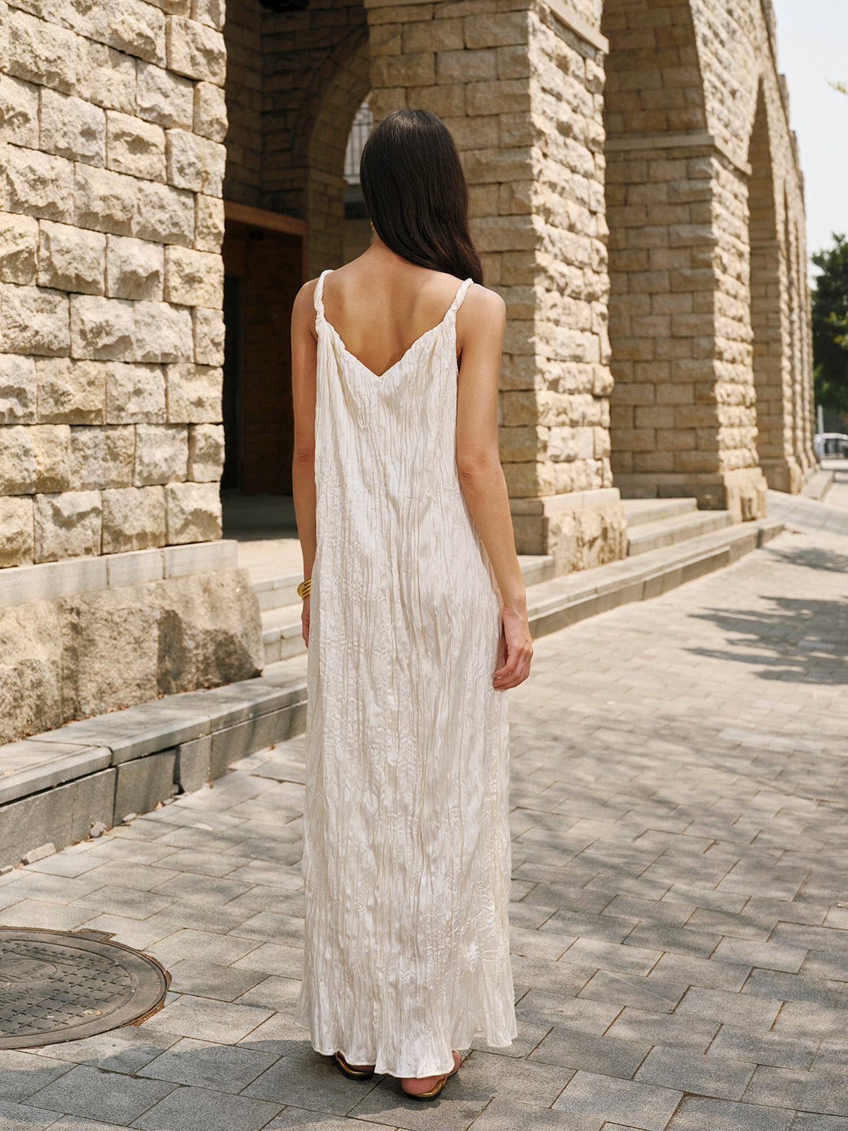 Camisole-Kleid aus Satin mit V-Ausschnitt