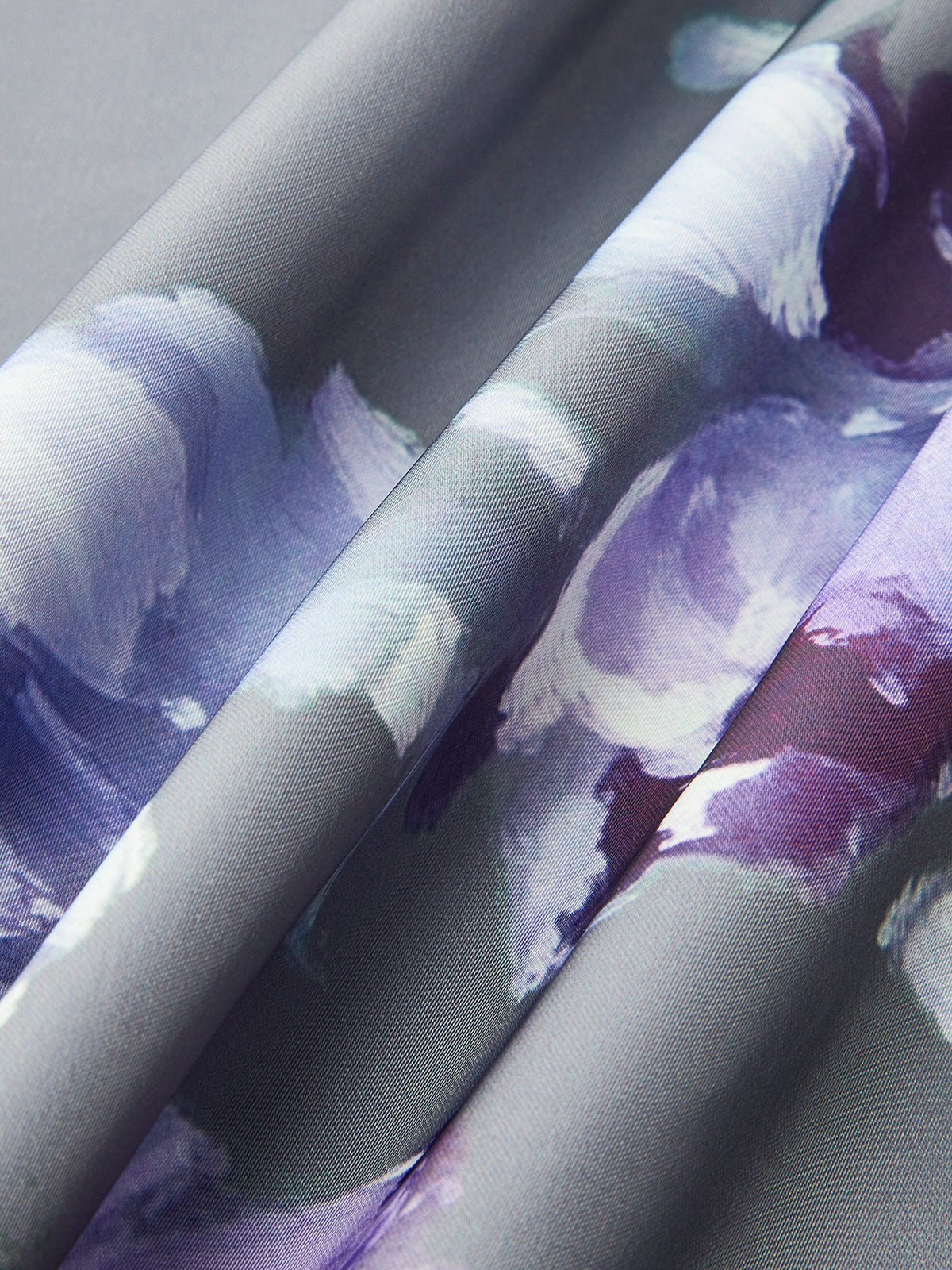 Satinkleid mit Blumendruck und Seitenschlitz