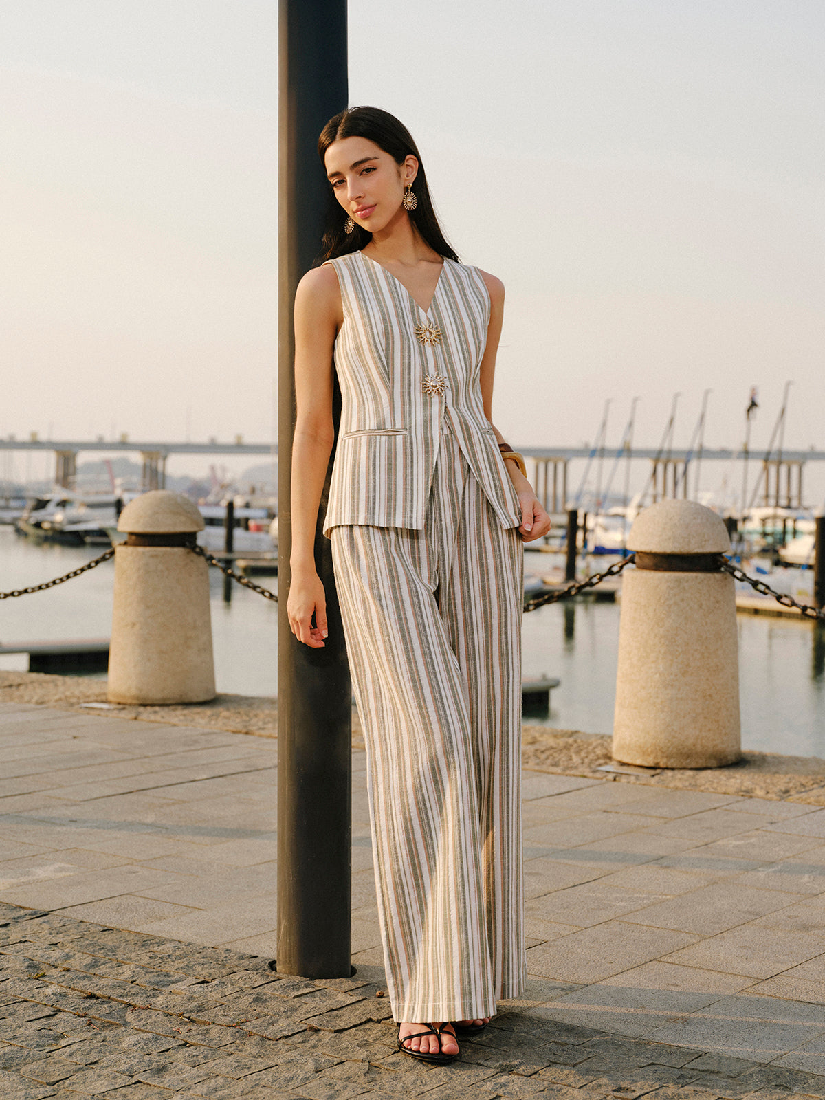 Gestreifte Hose mit weitem Bein und mittelhoher Taille aus Leinen und Baumwolle
