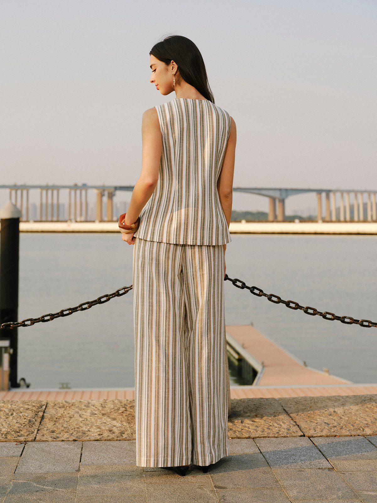 Gestreifte Hose mit weitem Bein und mittelhoher Taille aus Leinen und Baumwolle