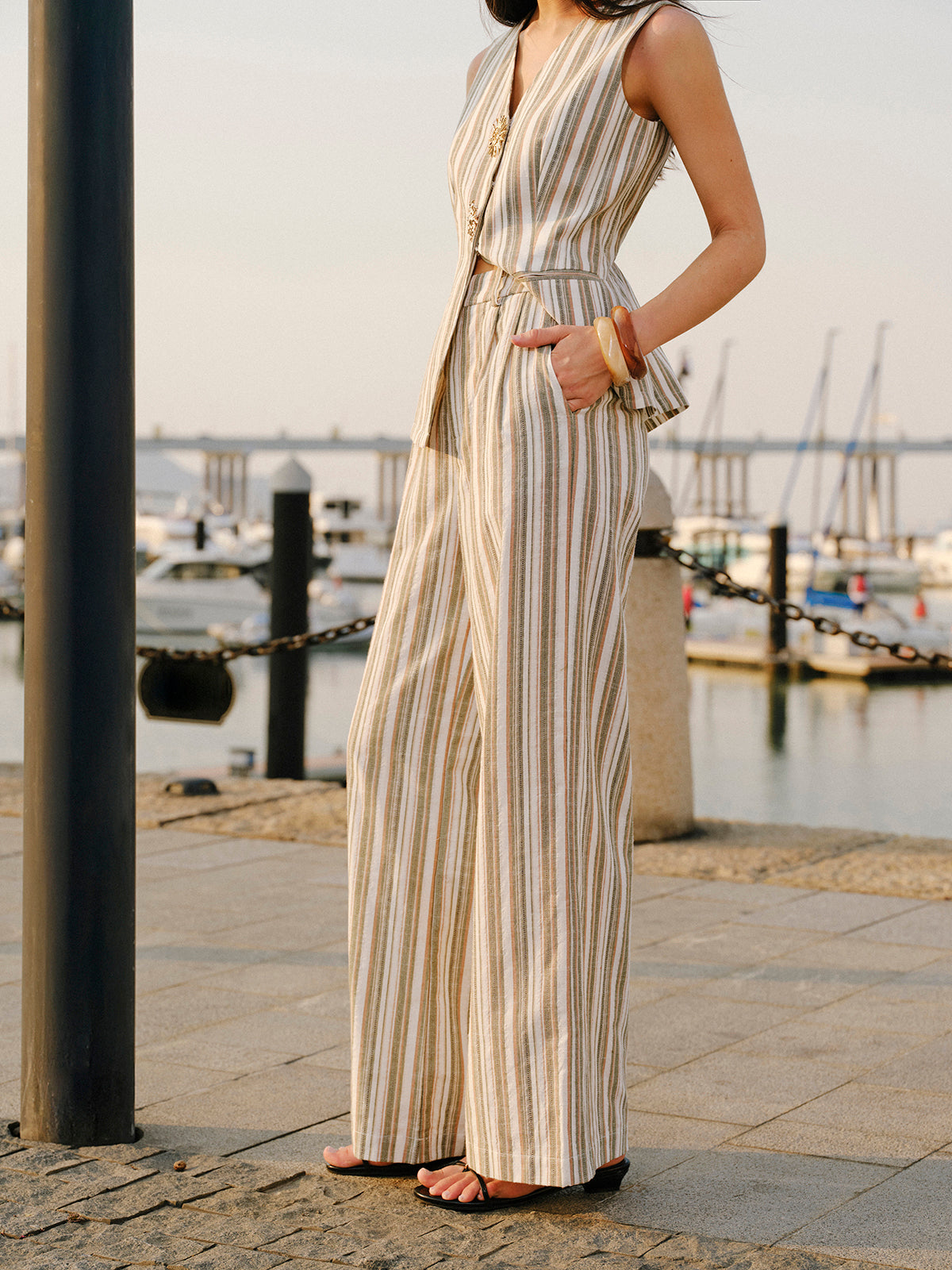 Gestreifte Hose mit weitem Bein und mittelhoher Taille aus Leinen und Baumwolle