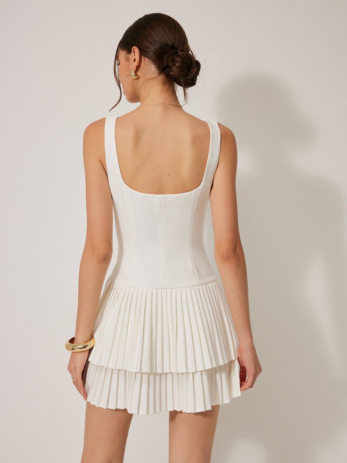 Plissiertes Kleid mit quadratischem Ausschnitt