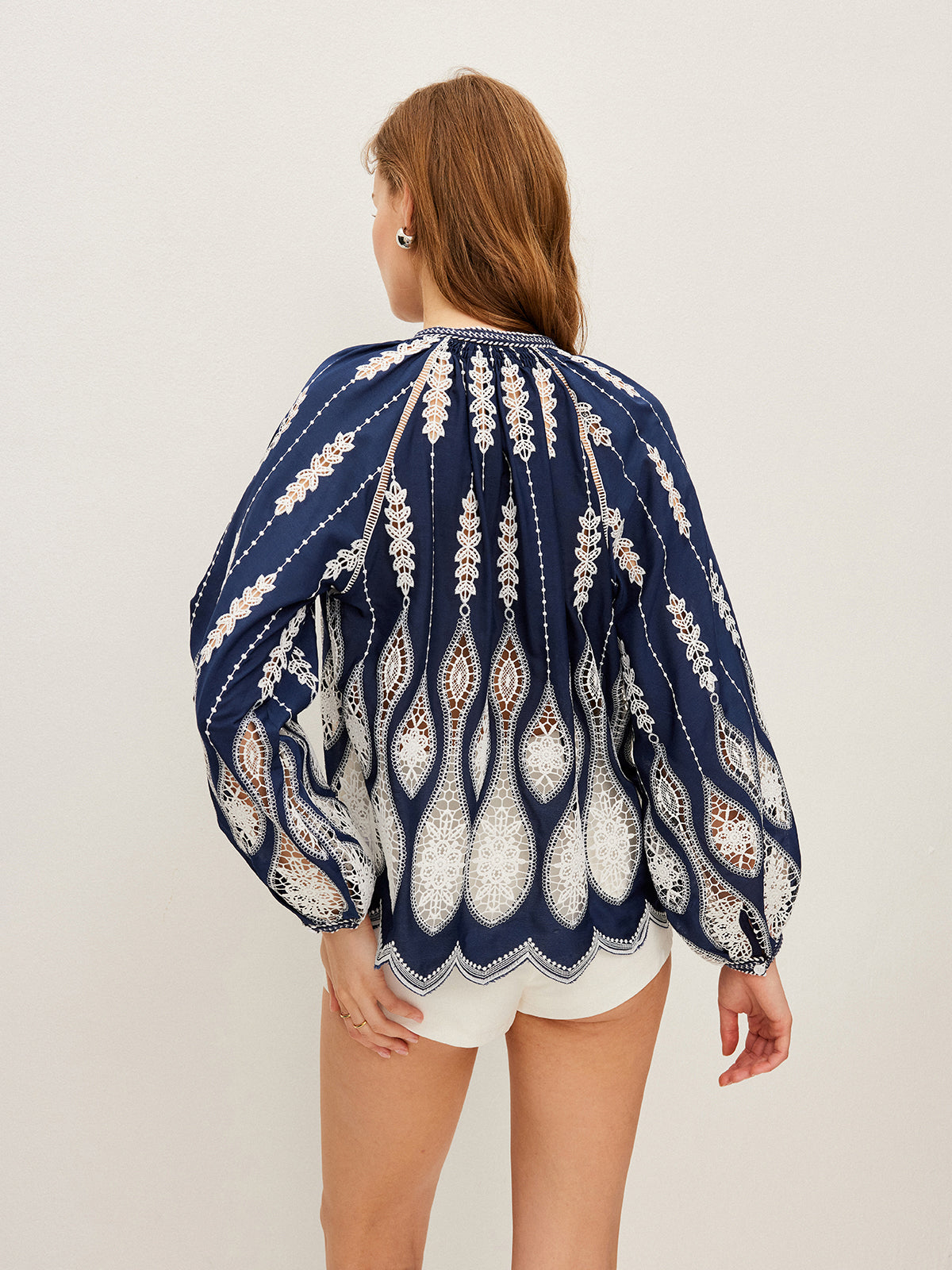 Halvtransparent broderad blus med knytringning