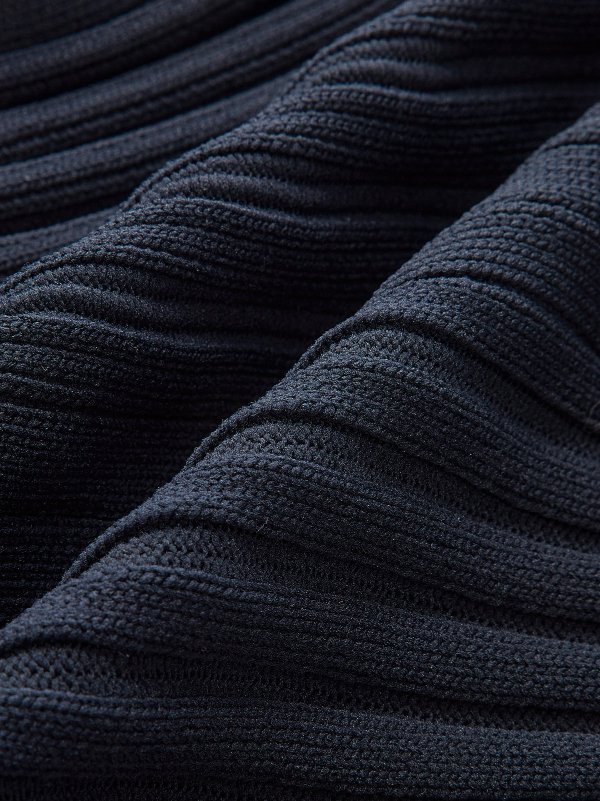 Strukturierte Strickweste mit Schößchen und Knopfleiste