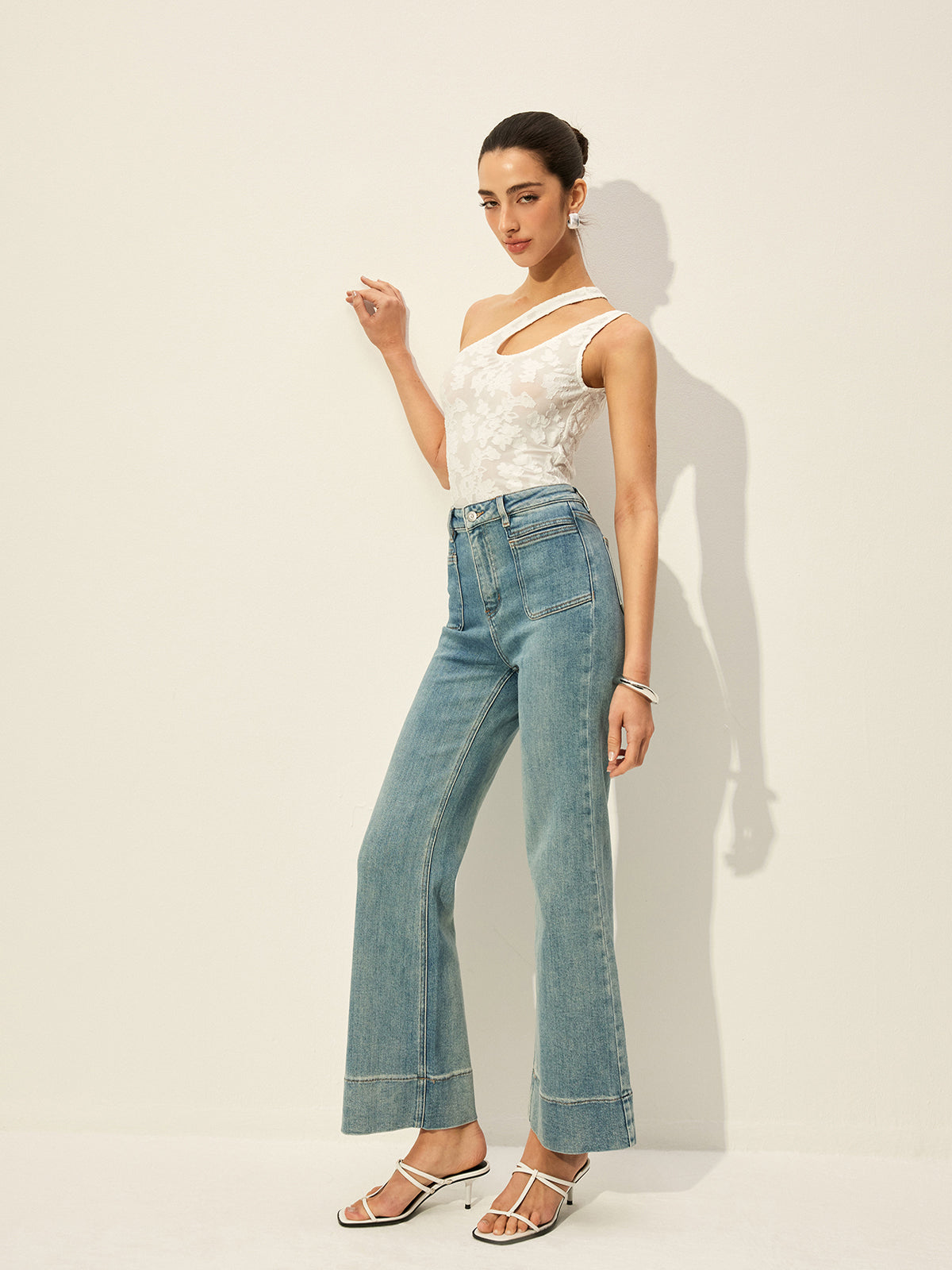 Jeanshose mit mittlerer Taille und Taschen