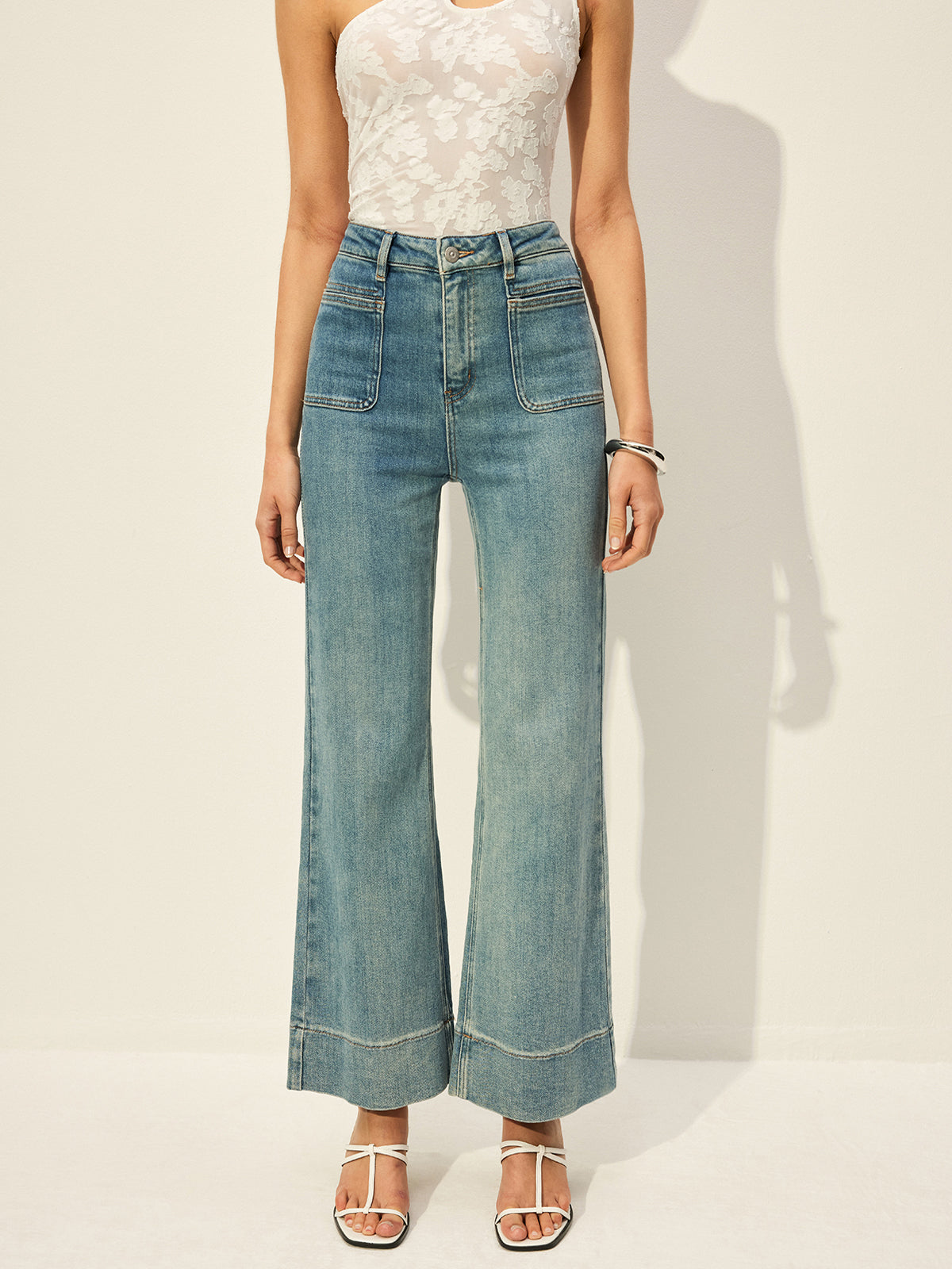 Jeanshose mit mittlerer Taille und Taschen