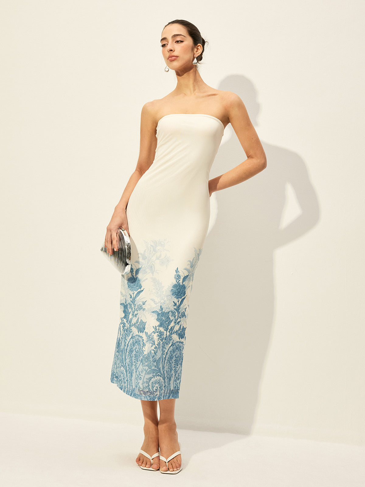 Trägerloses Netzkleid mit floralem Print am Saum