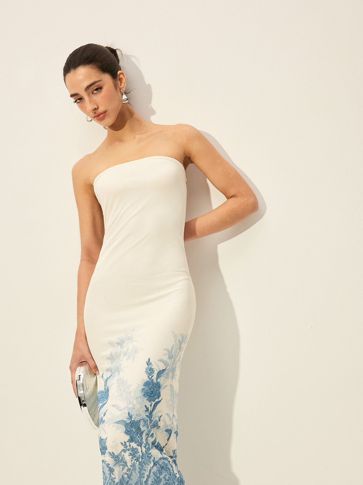 Trägerloses Netzkleid mit floralem Print am Saum