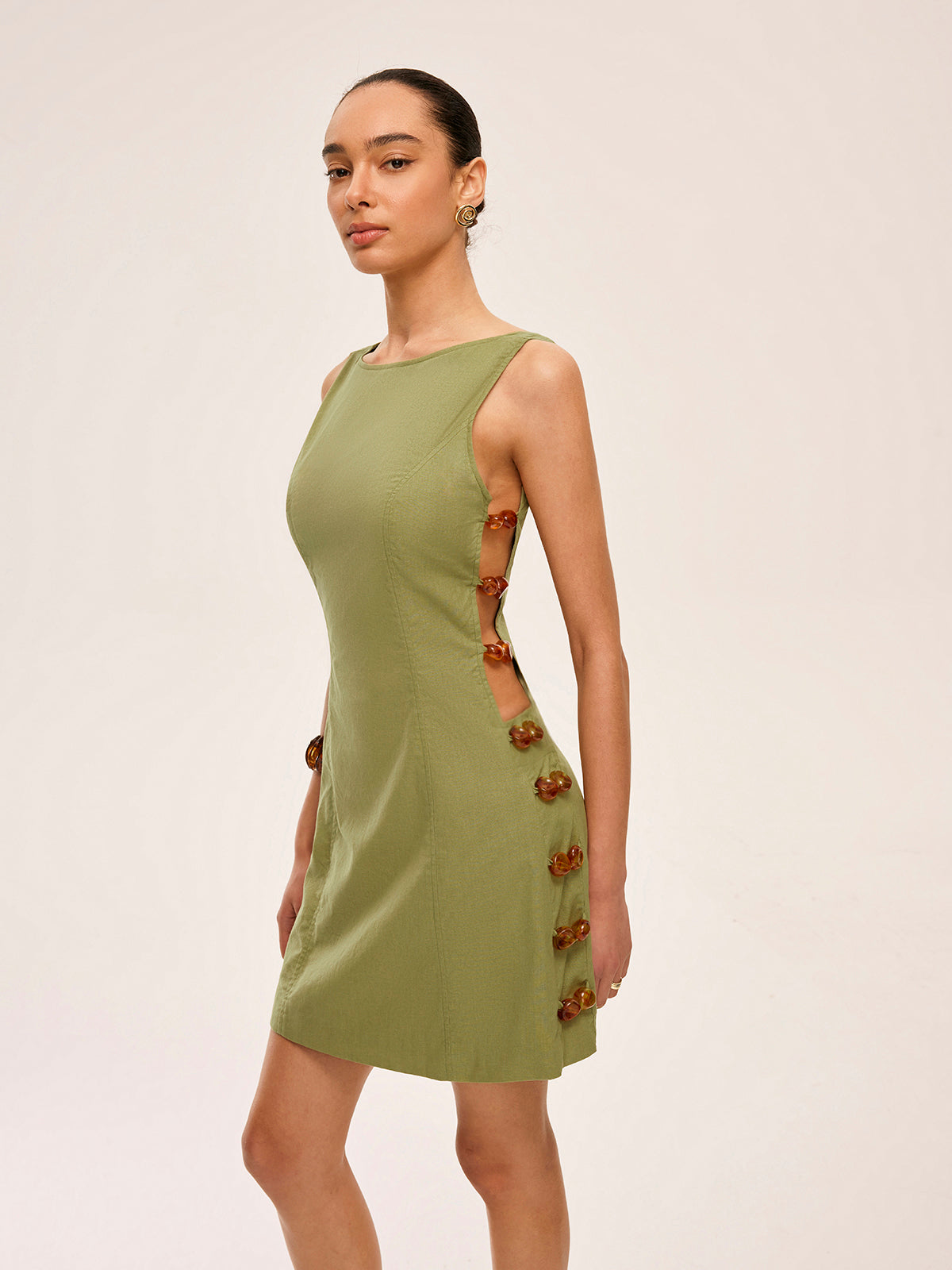 Kleid aus Baumwolle und Leinen mit seitlichen Cut-outs