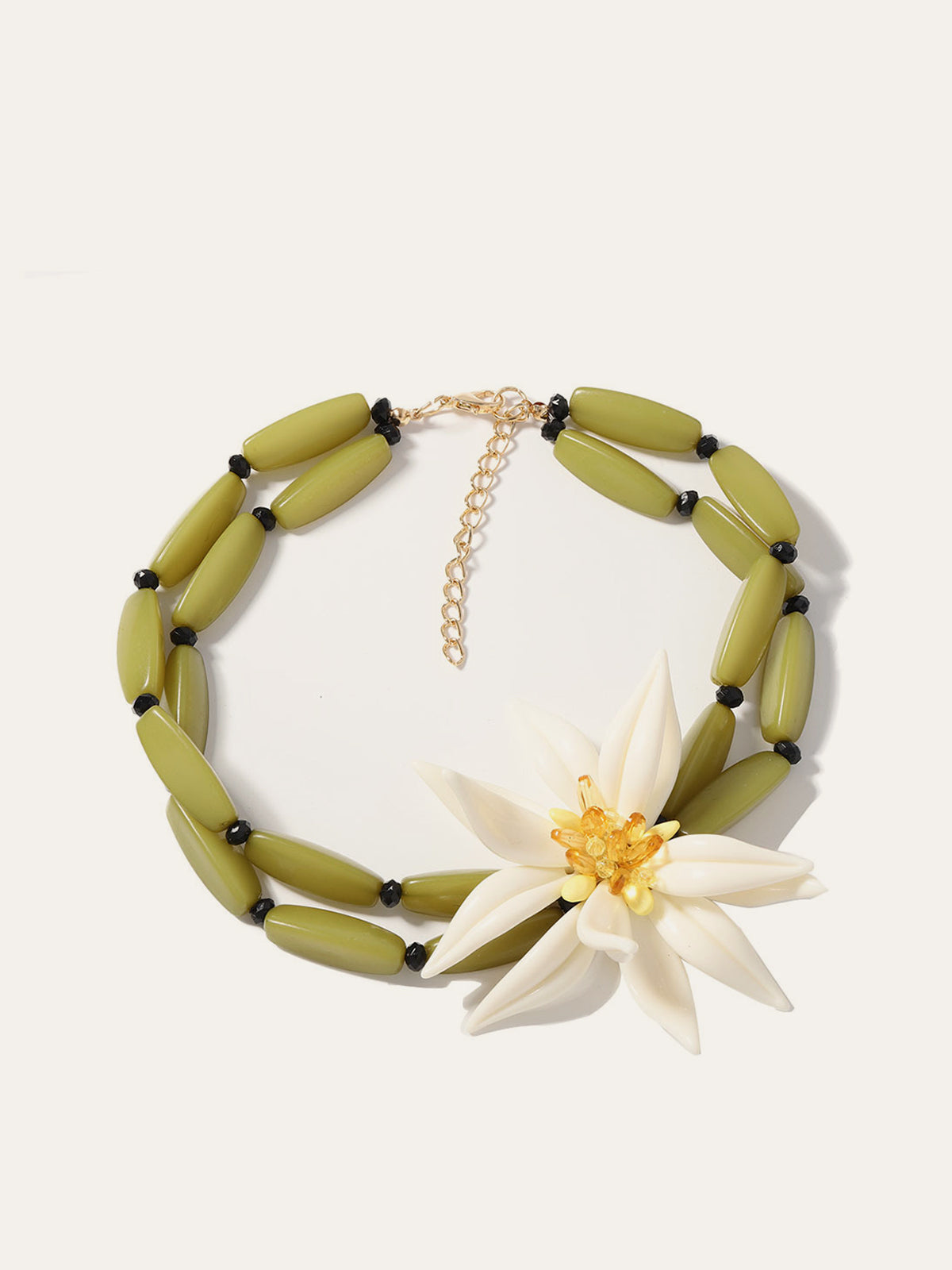 Perlenarmband mit Blumendetail