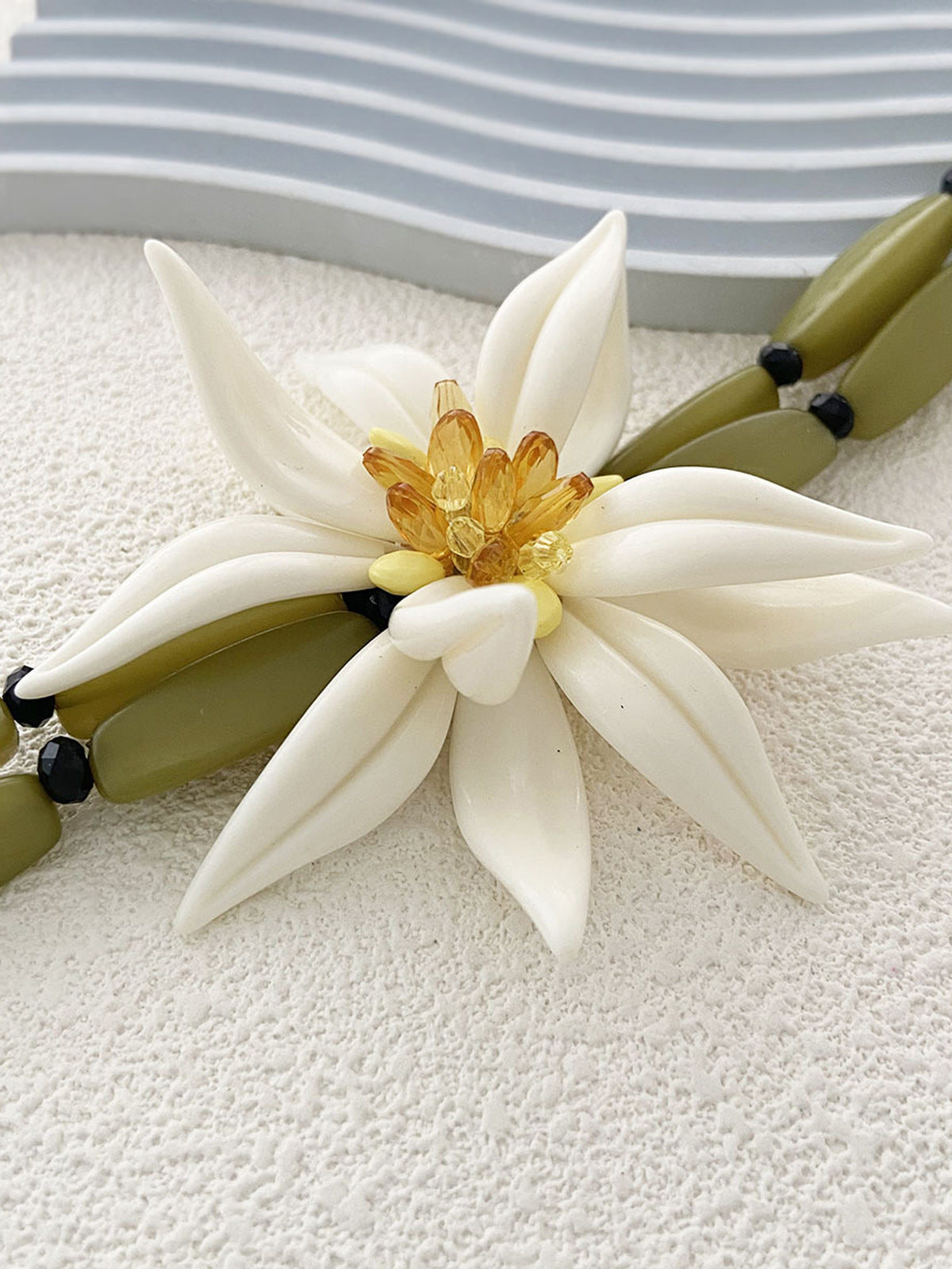 Perlenarmband mit Blumendetail