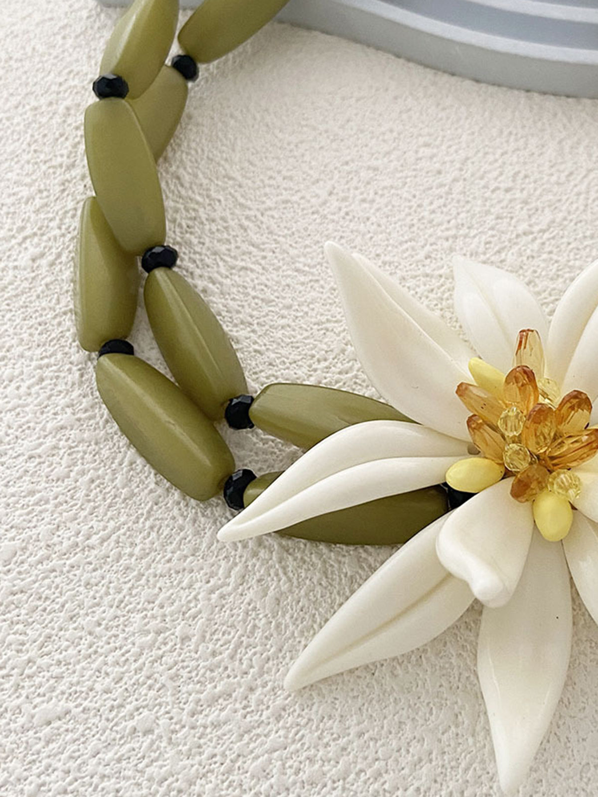 Perlenarmband mit Blumendetail