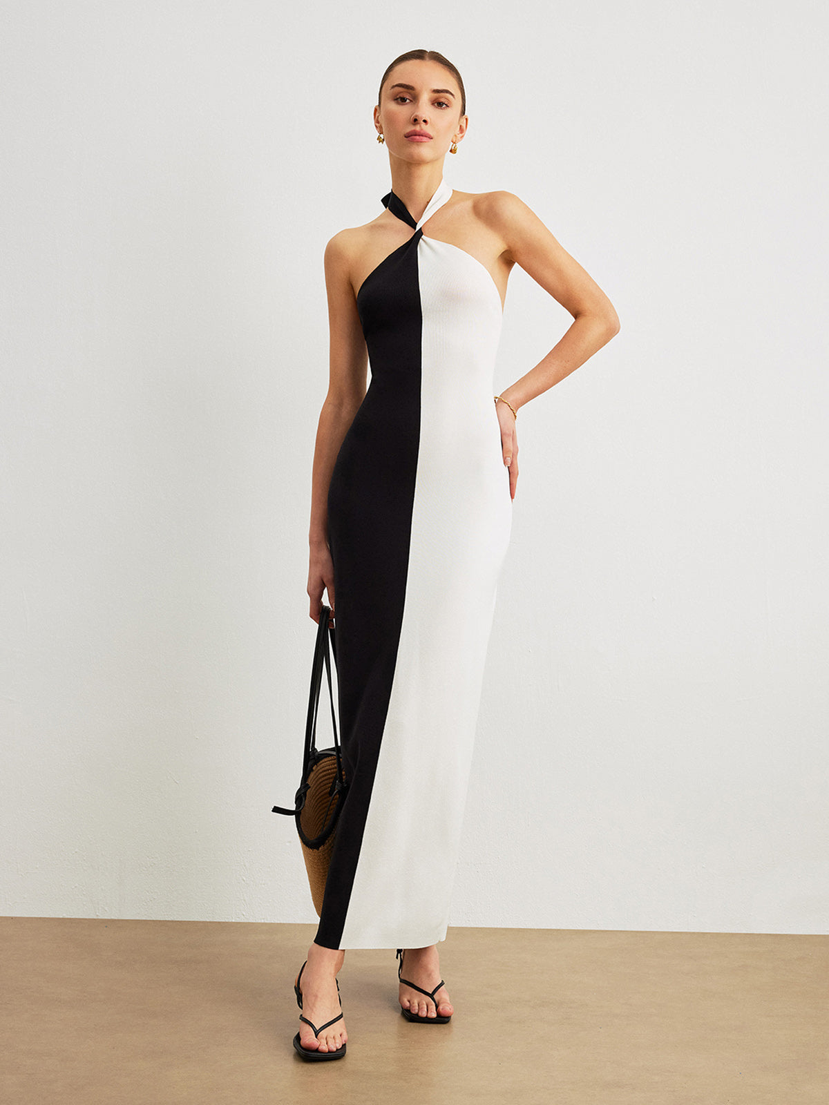 Langes, rückenfreies Kleid mit Neckholder und Knoten in Farbblock-Optik