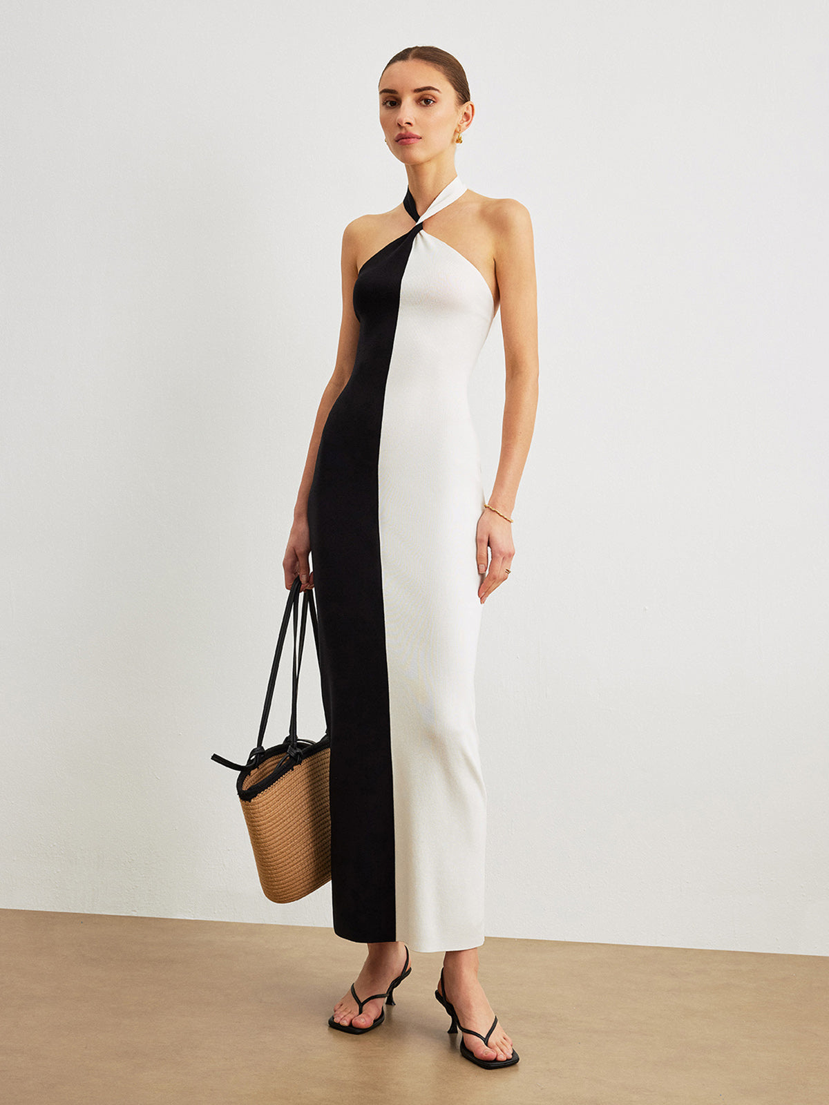 Langes, rückenfreies Kleid mit Neckholder und Knoten in Farbblock-Optik