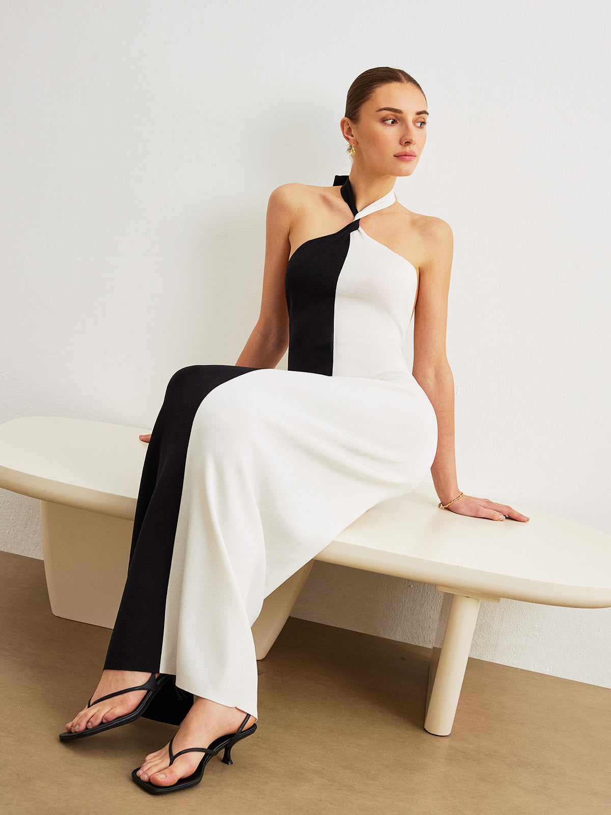 Langes, rückenfreies Kleid mit Neckholder und Knoten in Farbblock-Optik