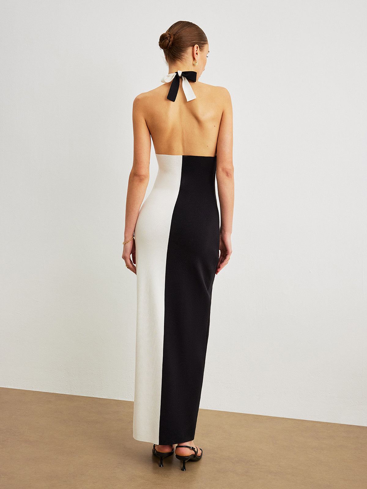 Langes, rückenfreies Kleid mit Neckholder und Knoten in Farbblock-Optik