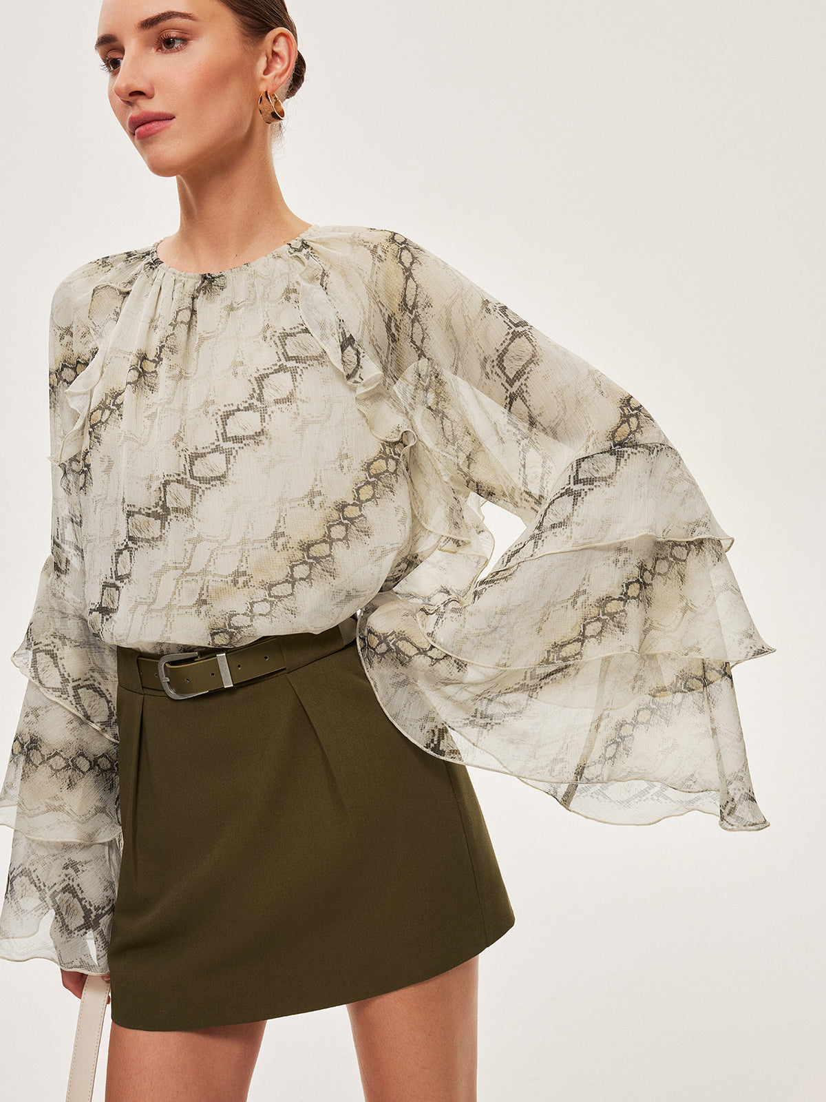 Halbtransparente Chiffonbluse mit Rüschenärmeln und Print