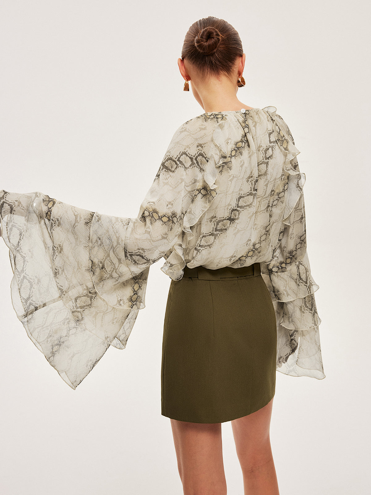 Halbtransparente Chiffonbluse mit Rüschenärmeln und Print
