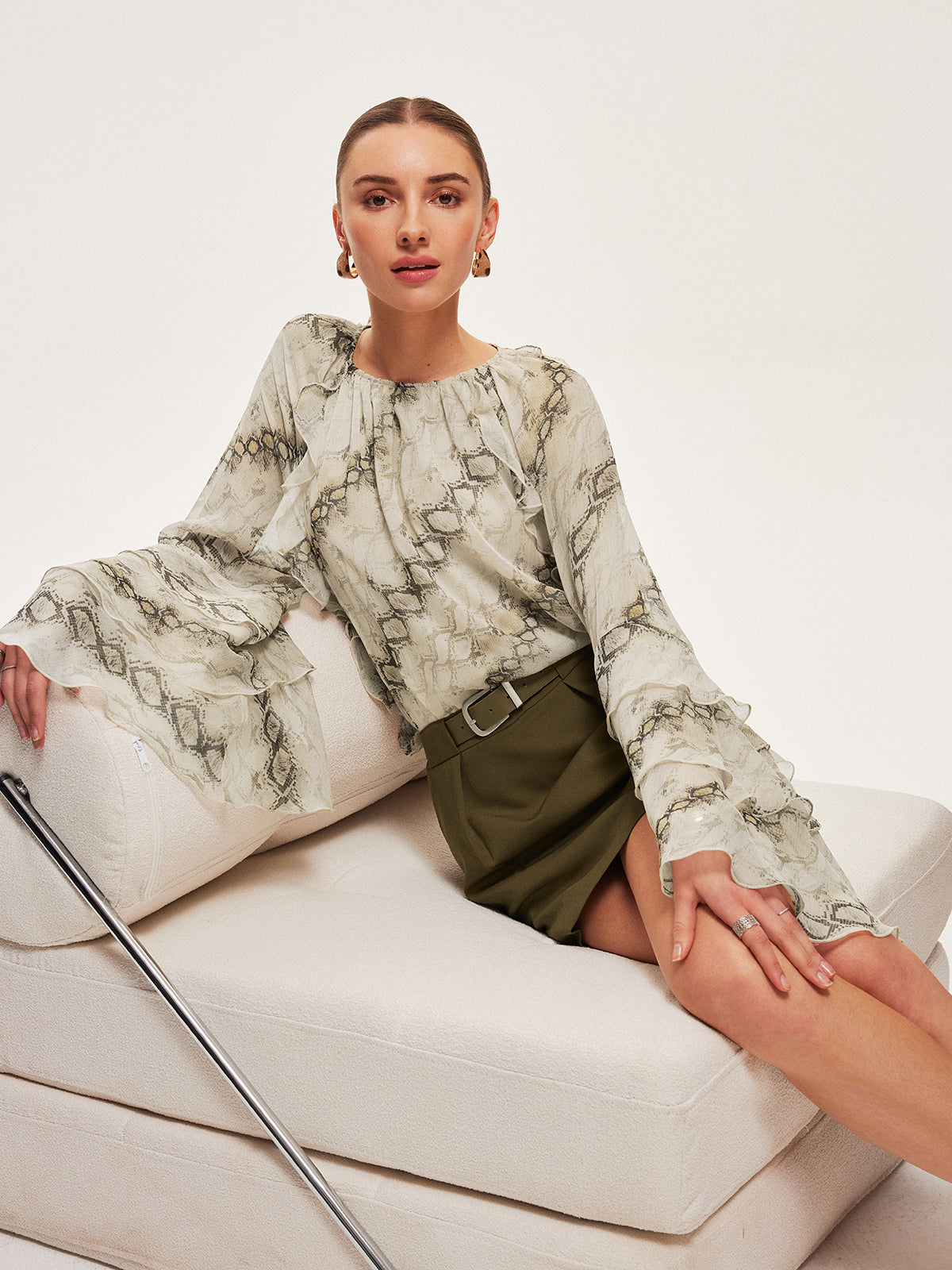Halbtransparente Chiffonbluse mit Rüschenärmeln und Print